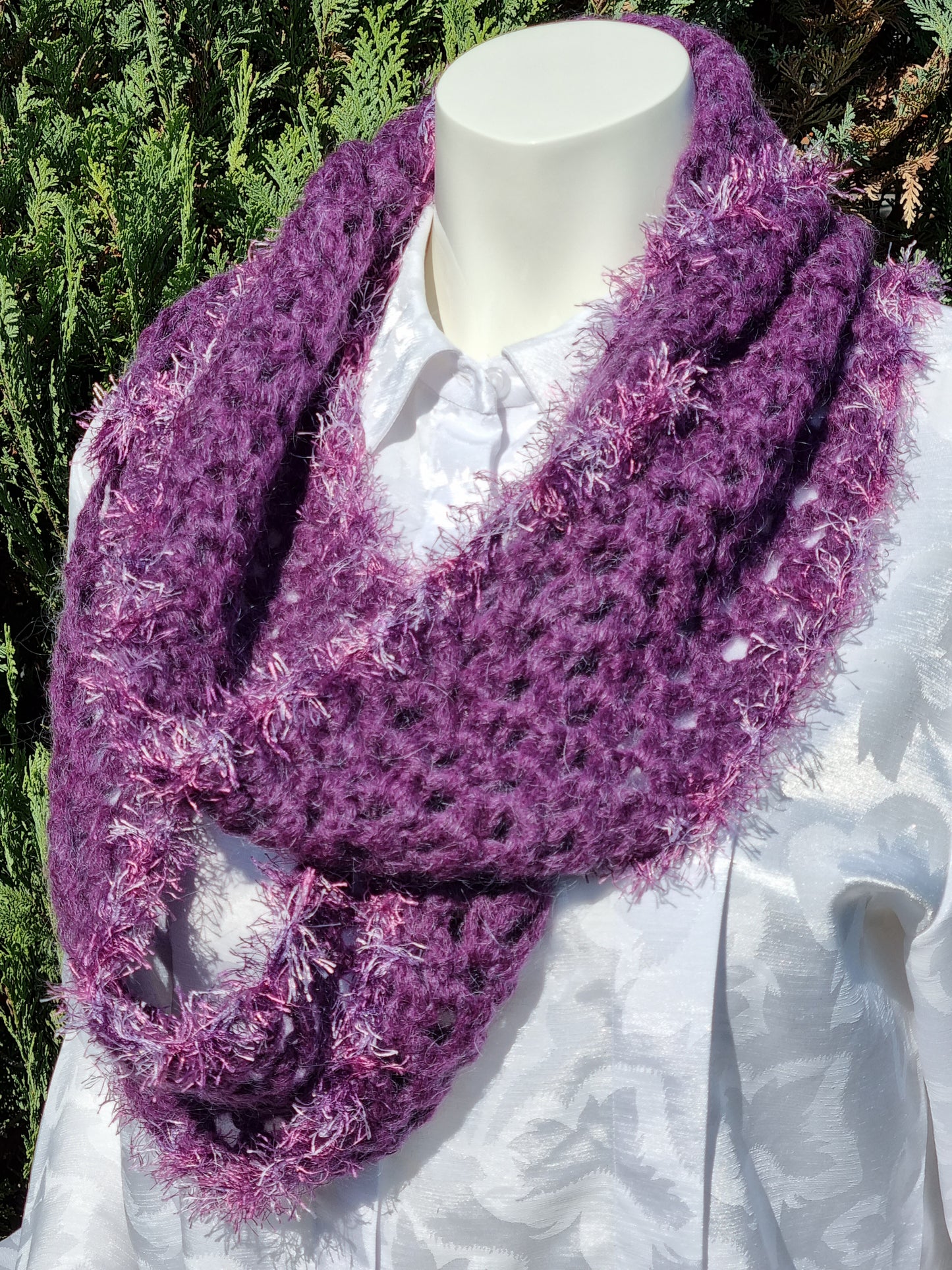 Langer Loop in Violett, handgehäkelt