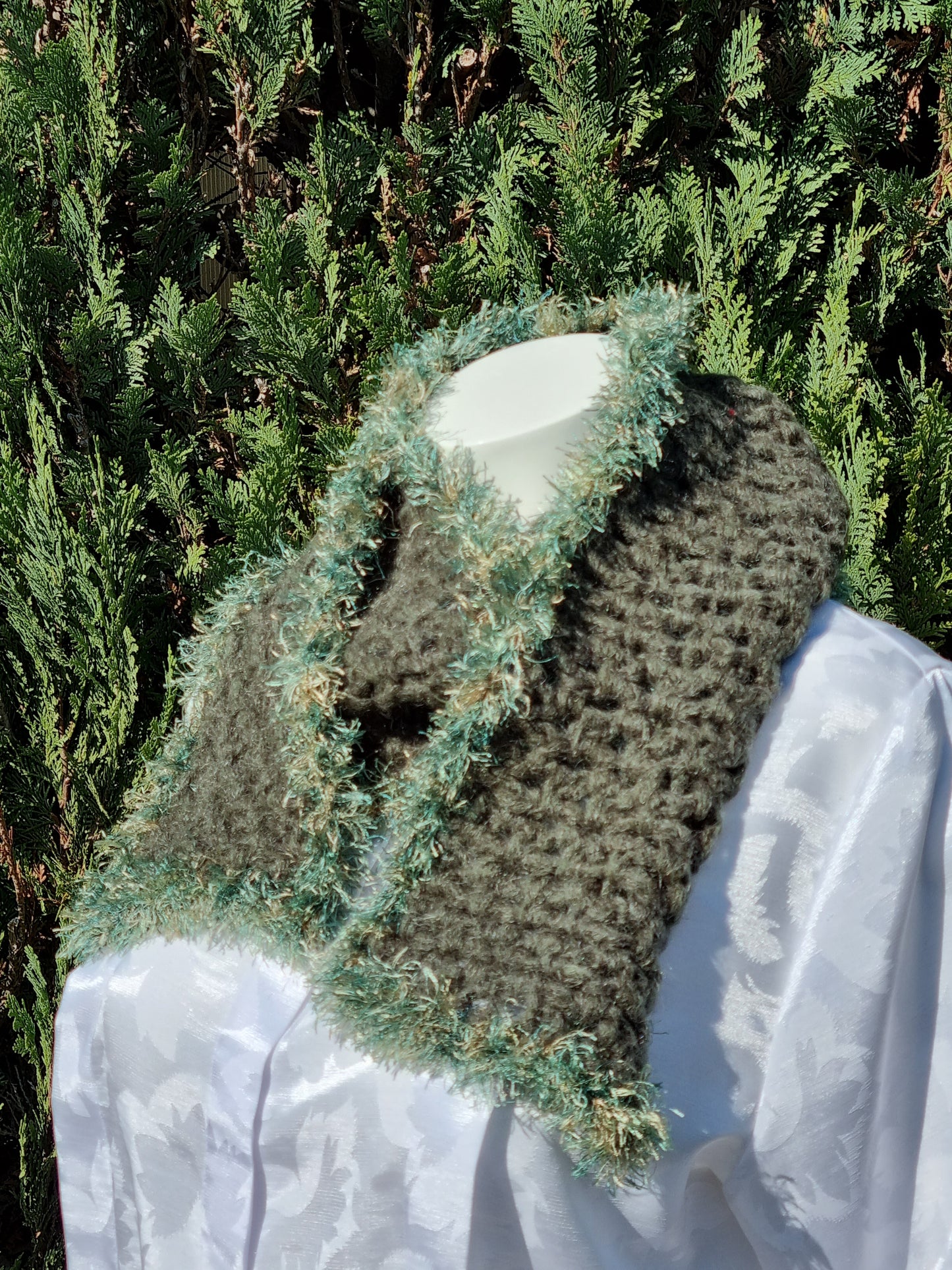 Schal in Oliv, handgehäkelt