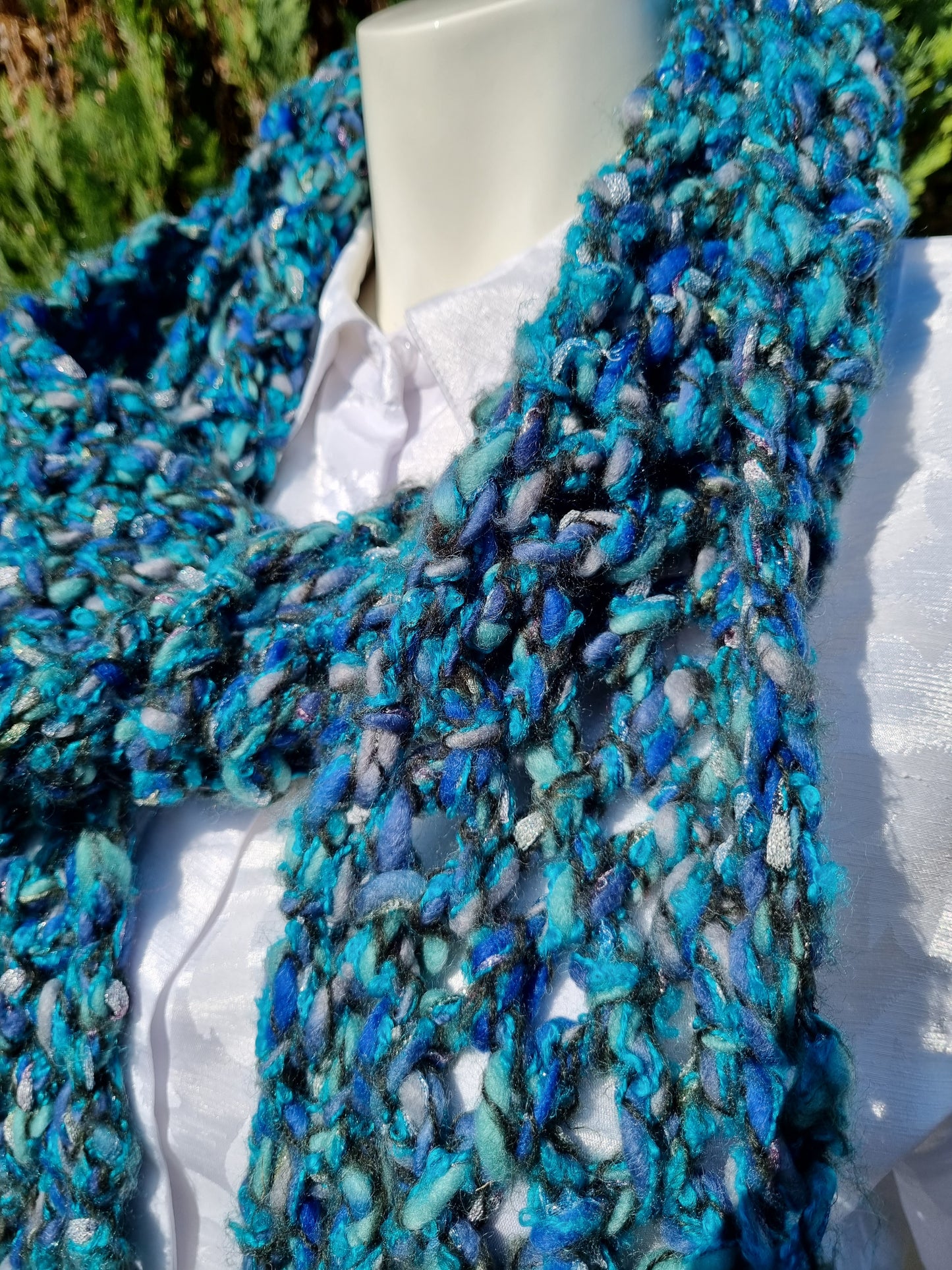 Schal in Blau- und Türkistönen mit Silber, handgehäkelt