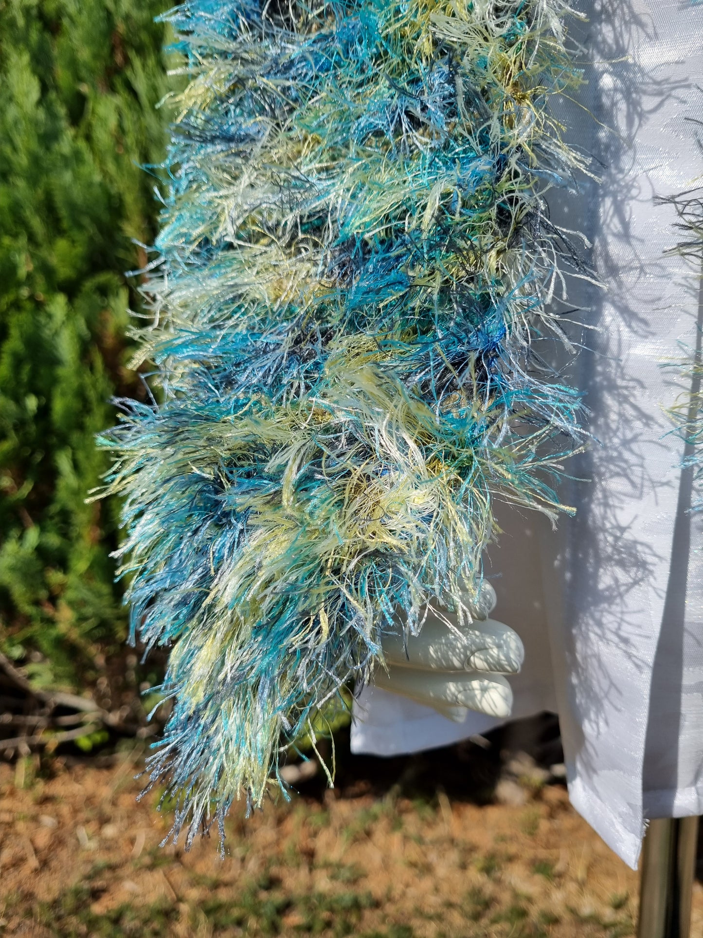 Schal in Grün- und Blautönen, handgestrickt