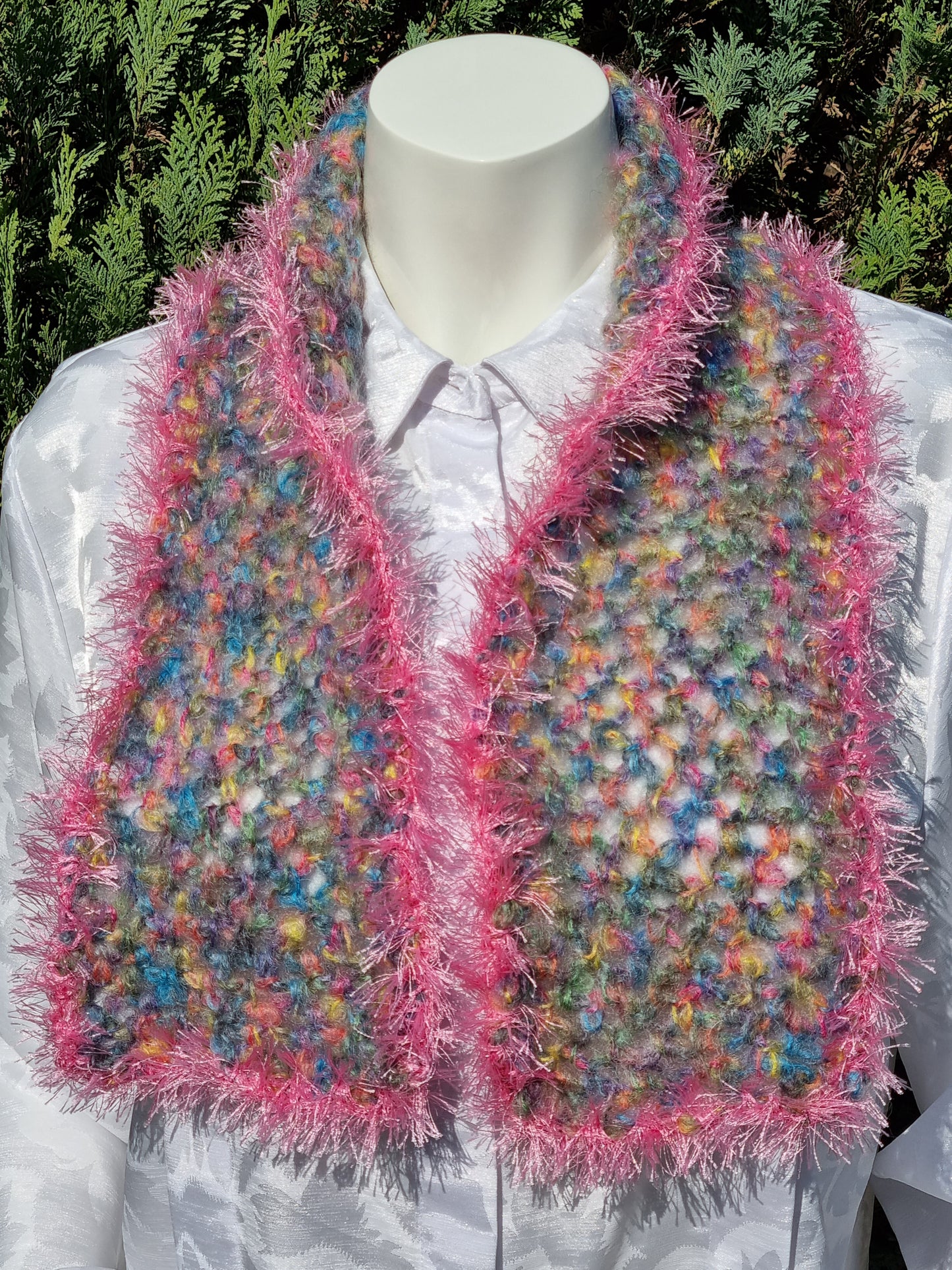 Kurzer Mohairschal in Pastelltönen, handgehäkelt