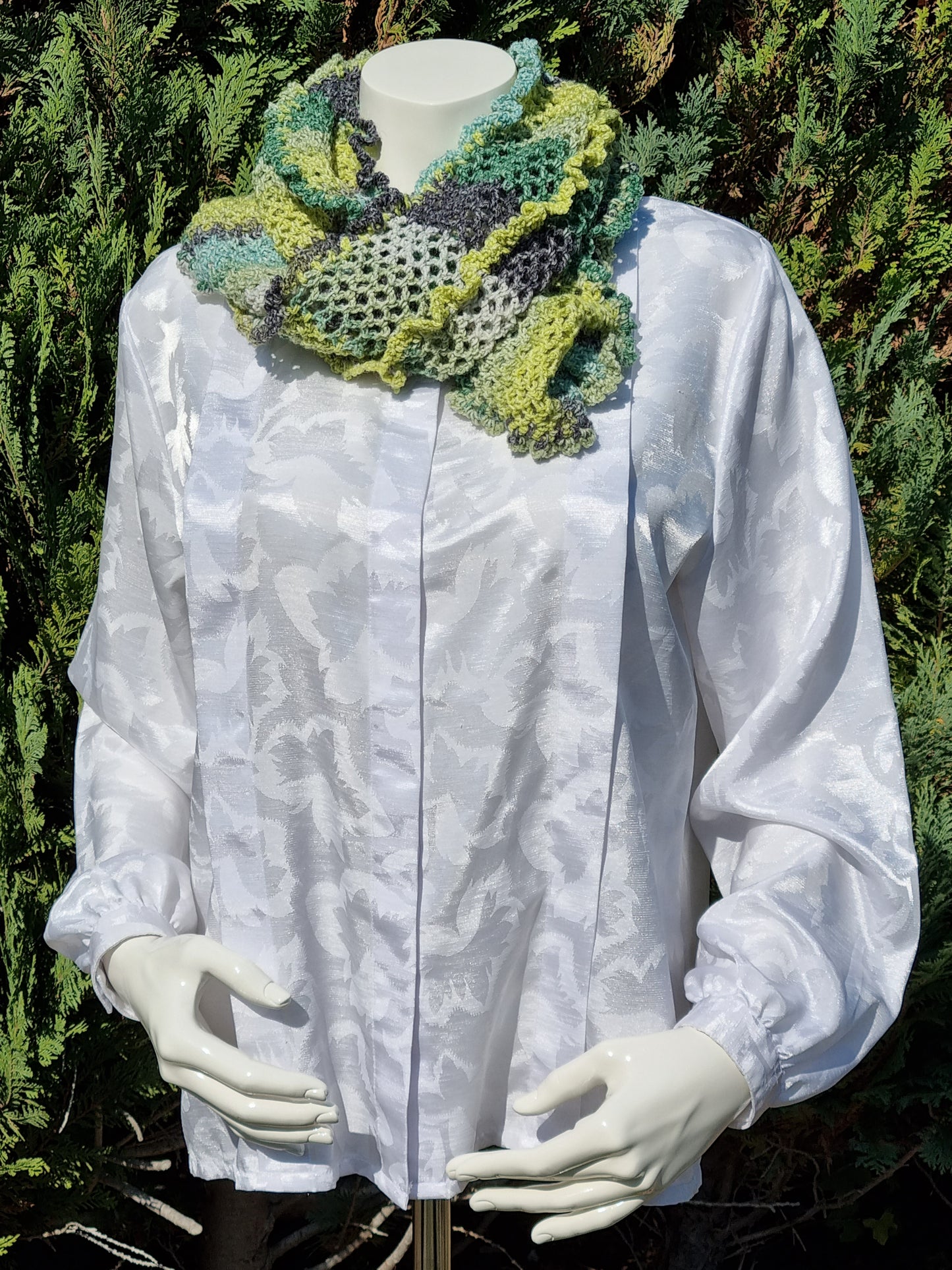 Langer Loop in Grüntönen, handgehäkelt