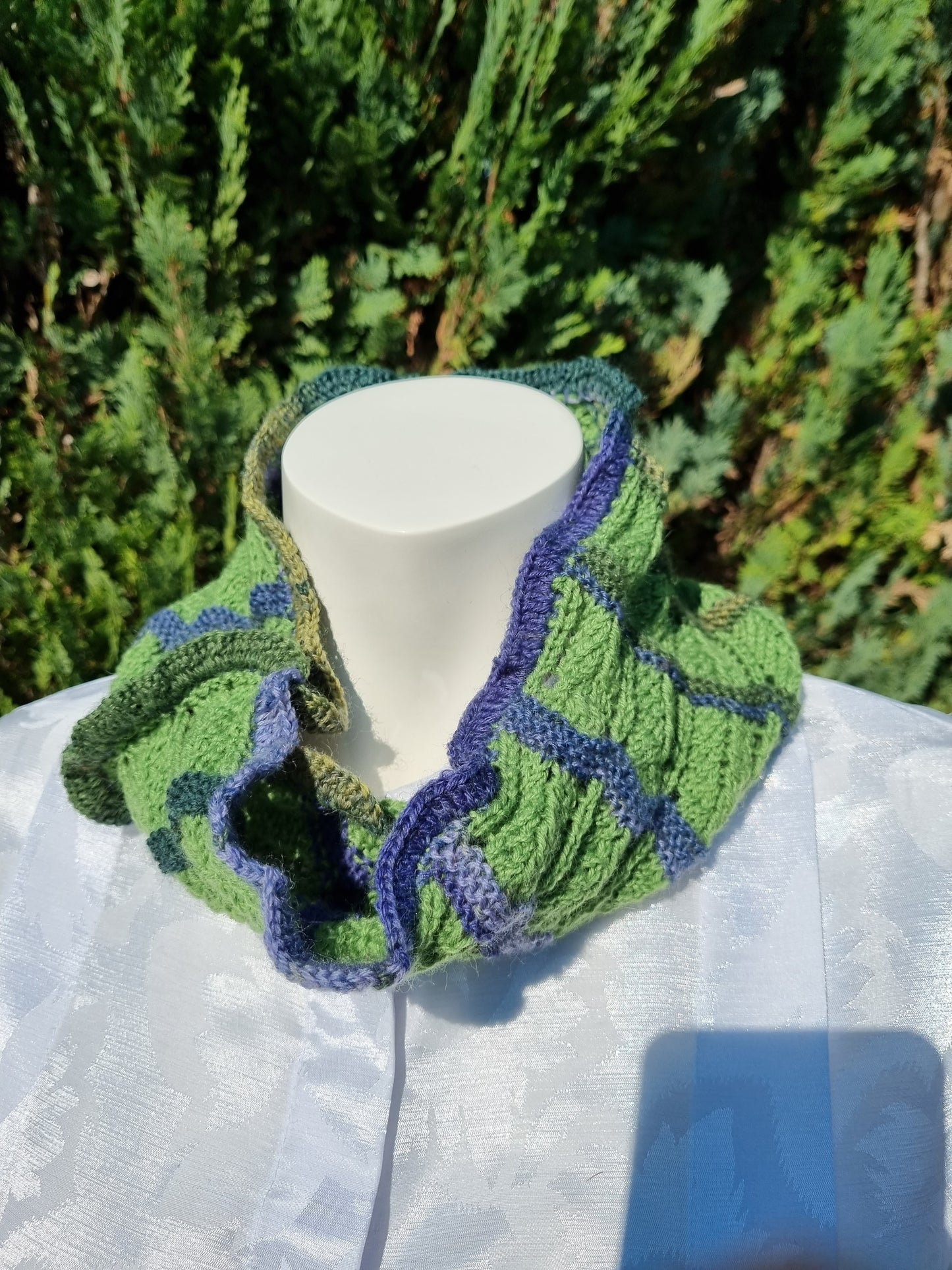 Loop/Kragen in Grün und Violett, handgestrickt