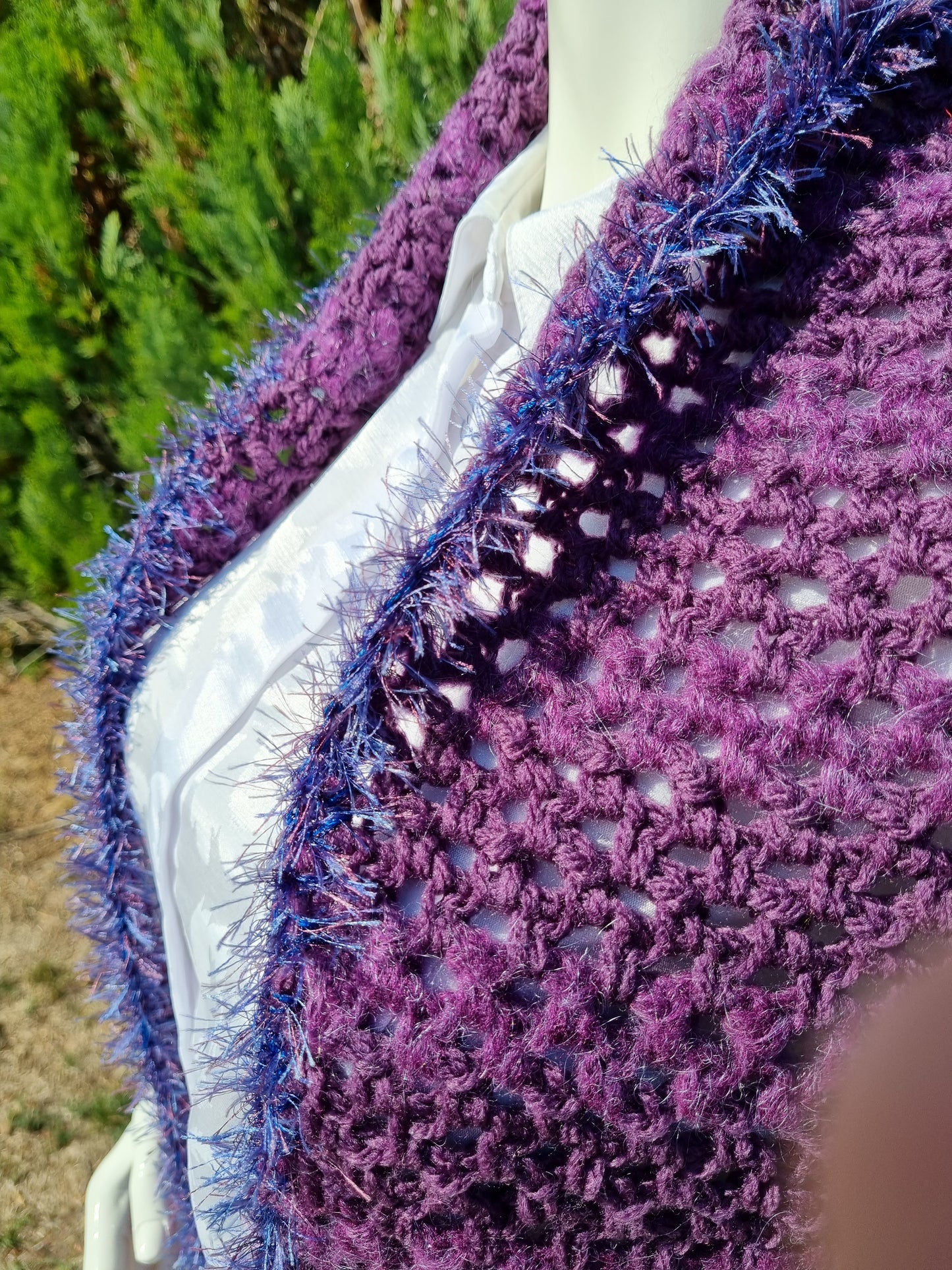 Langer Schal in Violett, handgehäkelt