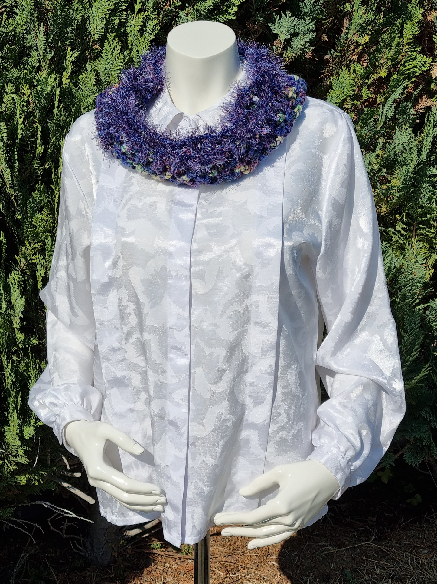 Kurzer Loop/Kragen in Violettmeliert, handgehäkelt