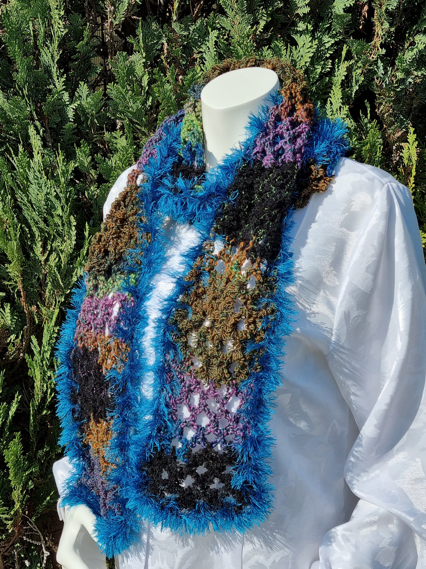 Schal aus meliertem Bouclégarn, handgehäkelt