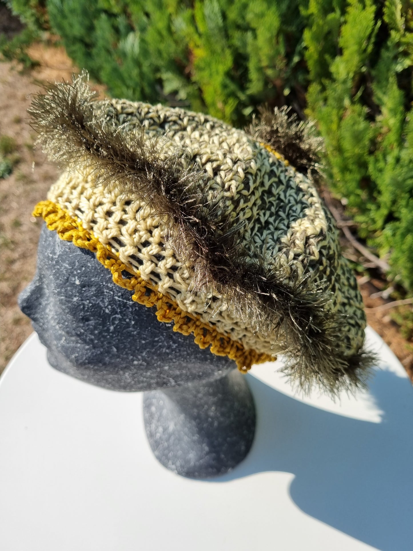 Pfiffige Baskenmütze in Gelb-und Grüntönen, Gr. ca. 58/59, handgehäkelt