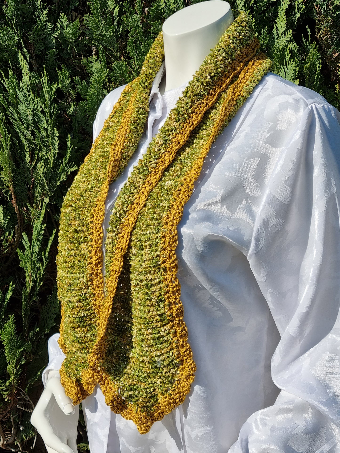 Schal in Grüntönen aus Effekt-Bändchengarn, handgestrickt