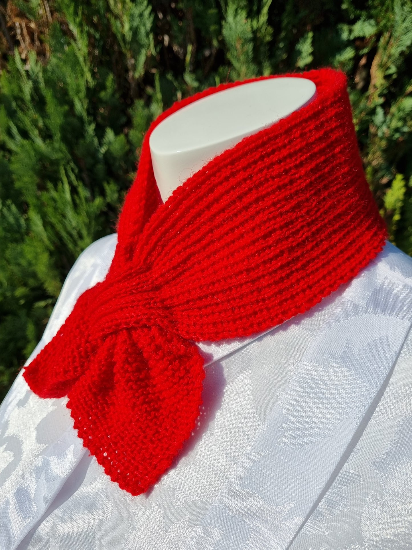 Steckschal rot nach historischem Muster, handgestrickt