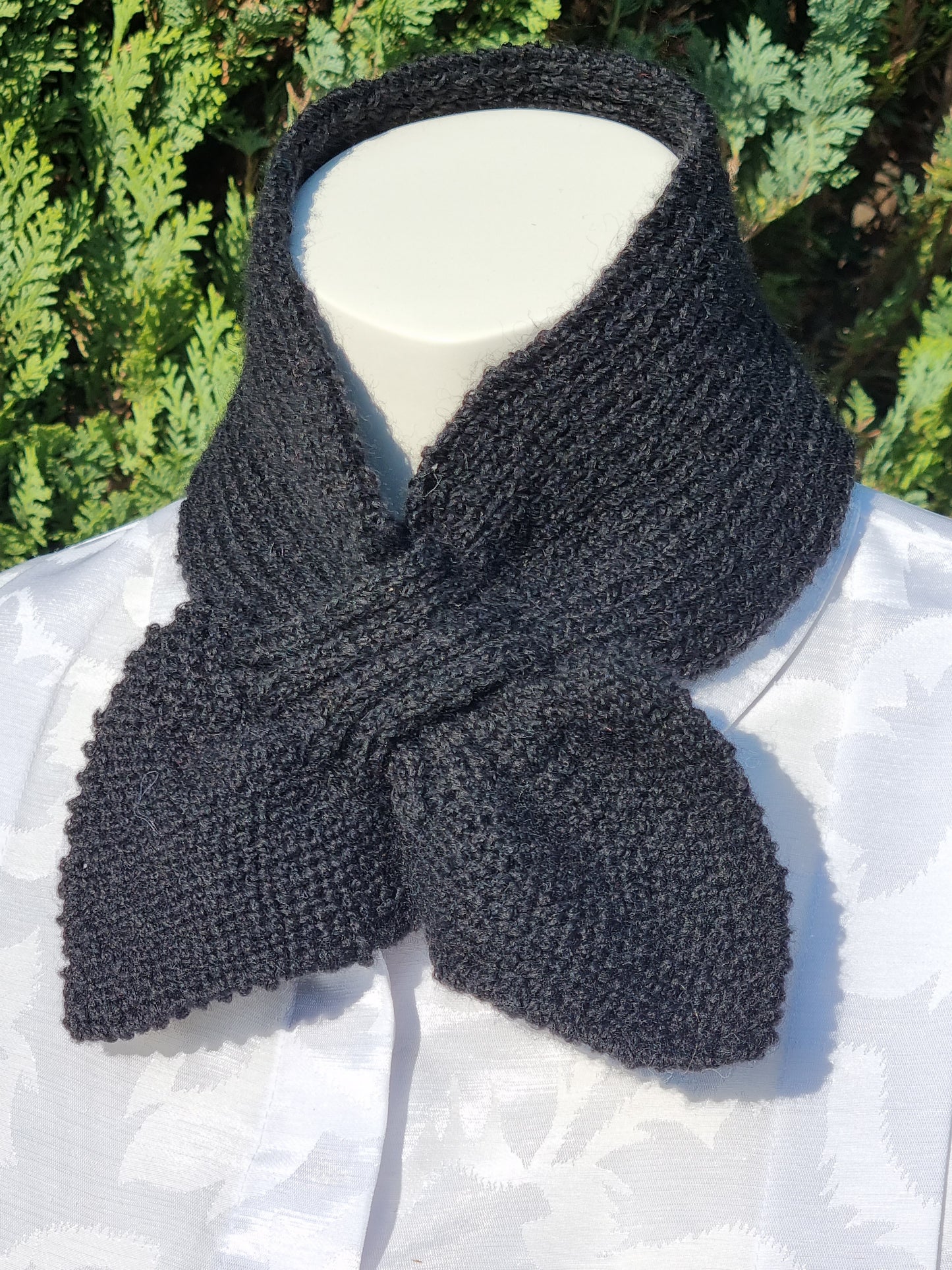 Steckschal schwarz mit Alpaka-Anteil nach historischem Muster, handgestrickt