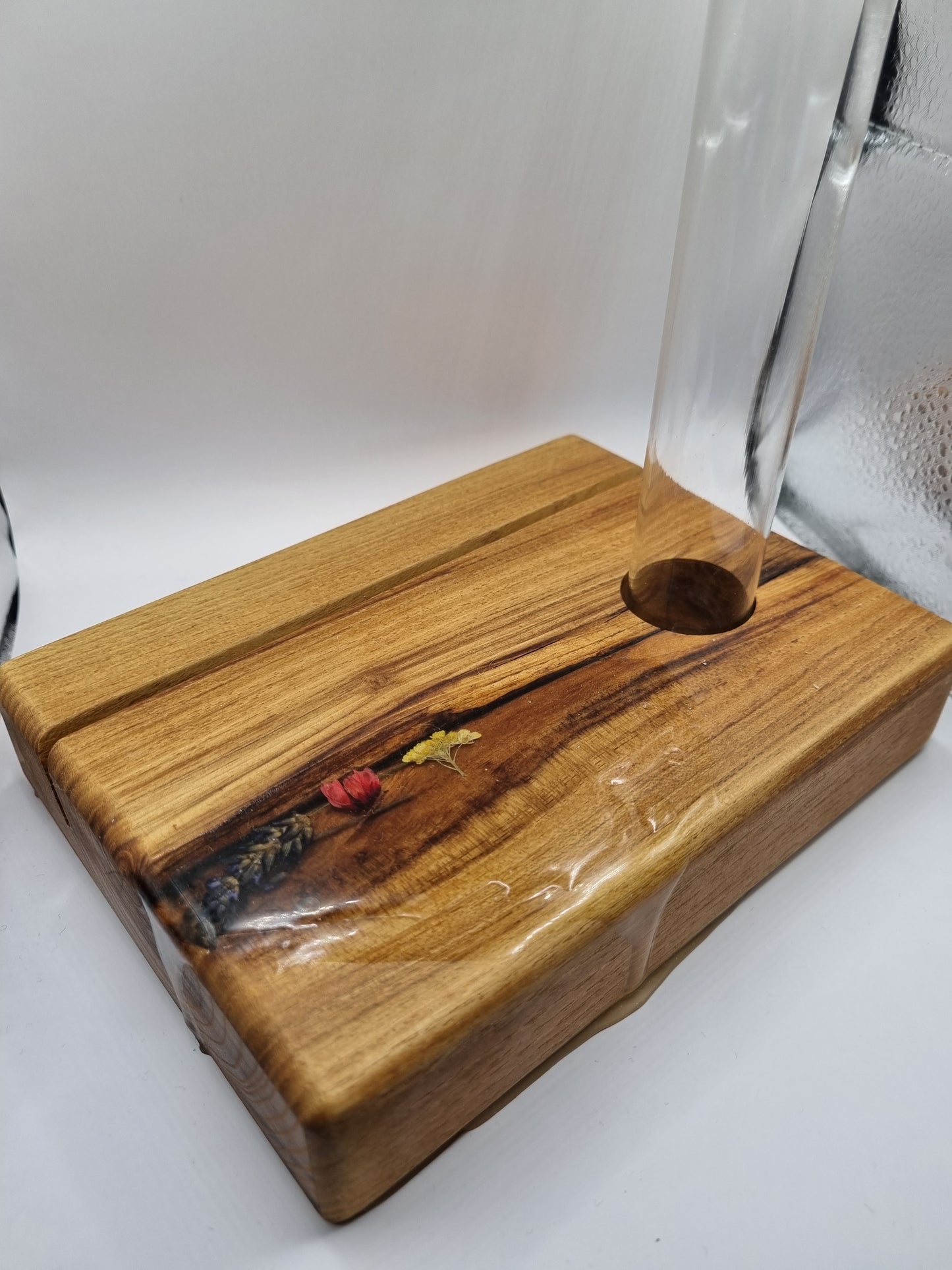 Reagenzglasvase einfach + Kartenhalter, mit Blüten in Epoxidharz, Grundplatte aus massiver Robinie, geölt, Unikat