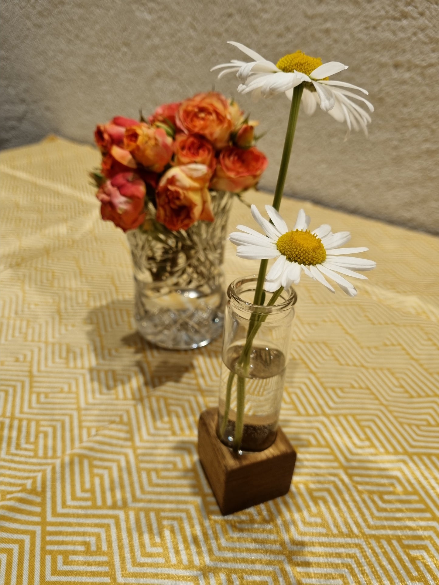 Mini-Reagenzglasvase aus Robinien-Massivholz, Wunschgravur möglich (versch. Varianten)