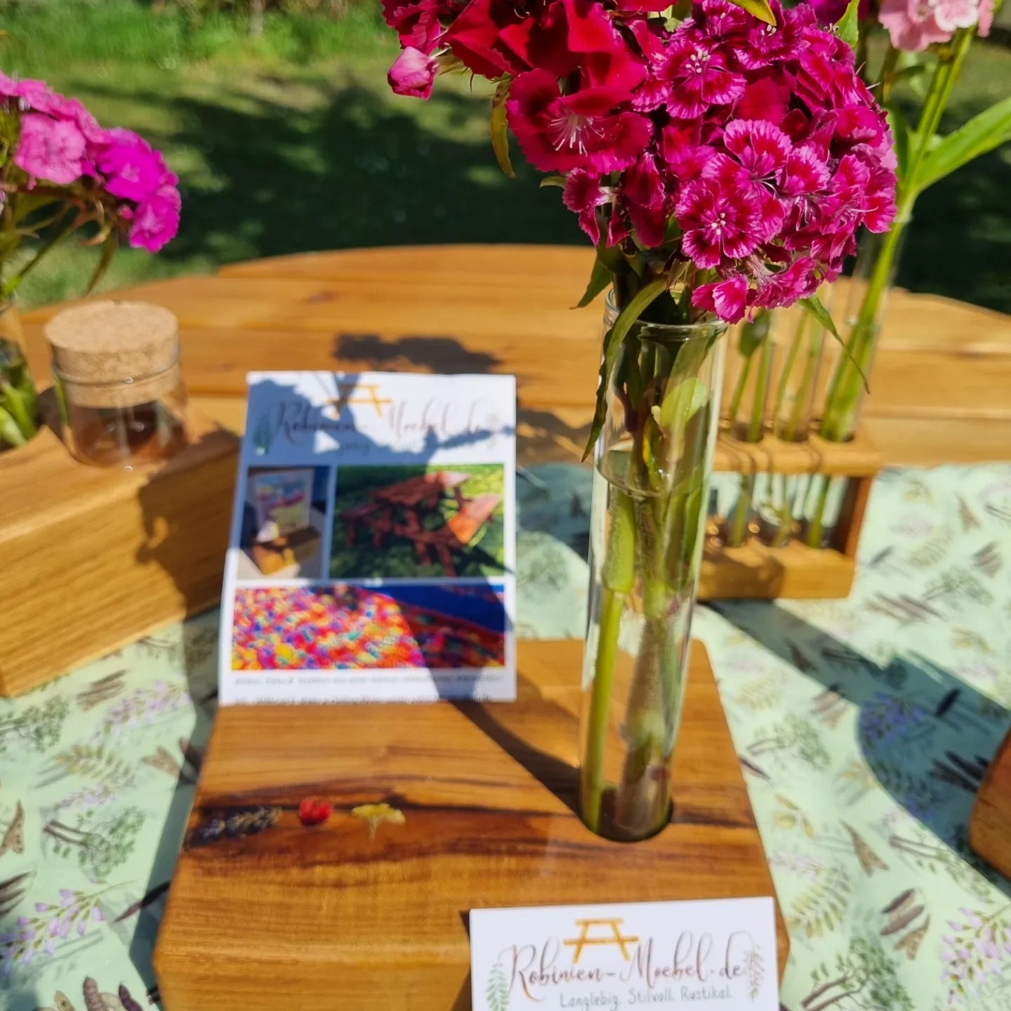 Reagenzglasvase einfach + Kartenhalter, mit Blüten in Epoxidharz, Grundplatte aus massiver Robinie, geölt, Unikat