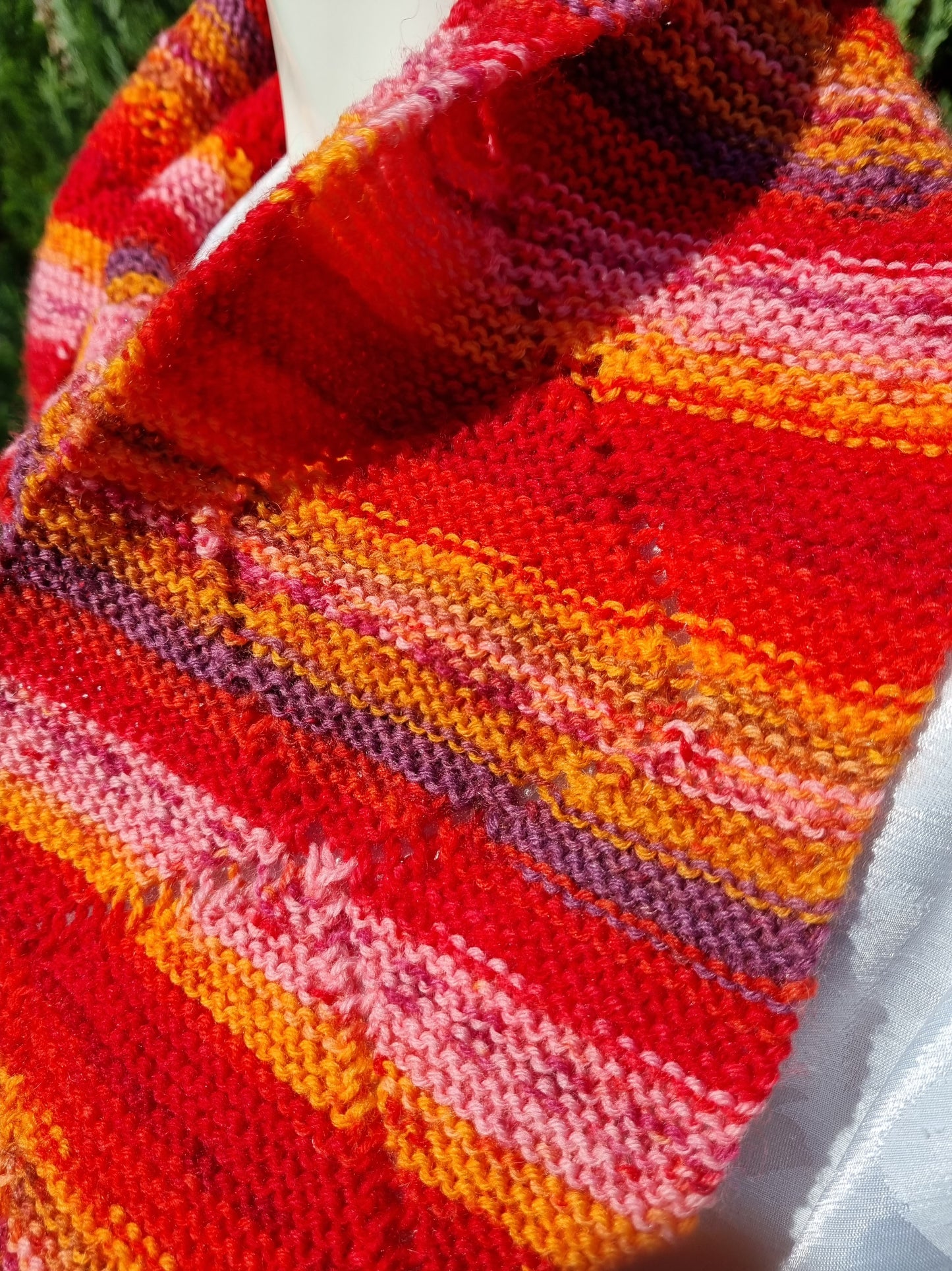 Schal in Rottönen, handgestrickt