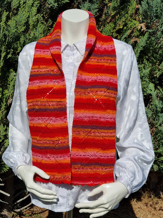 Schal in Rottönen, handgestrickt