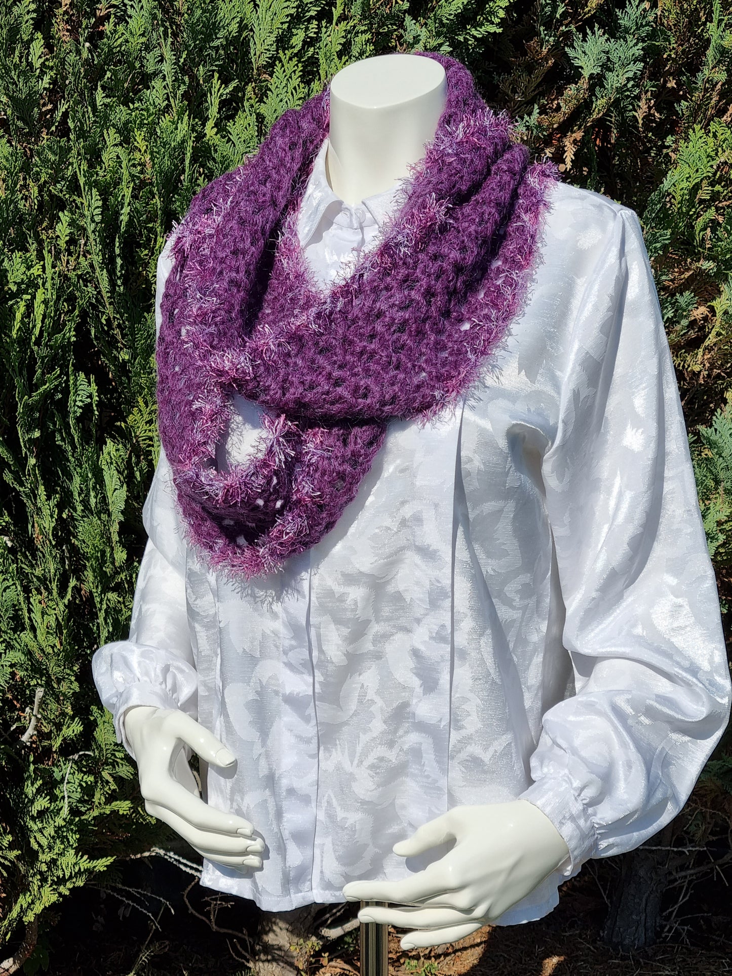 Langer Loop in Violett, handgehäkelt