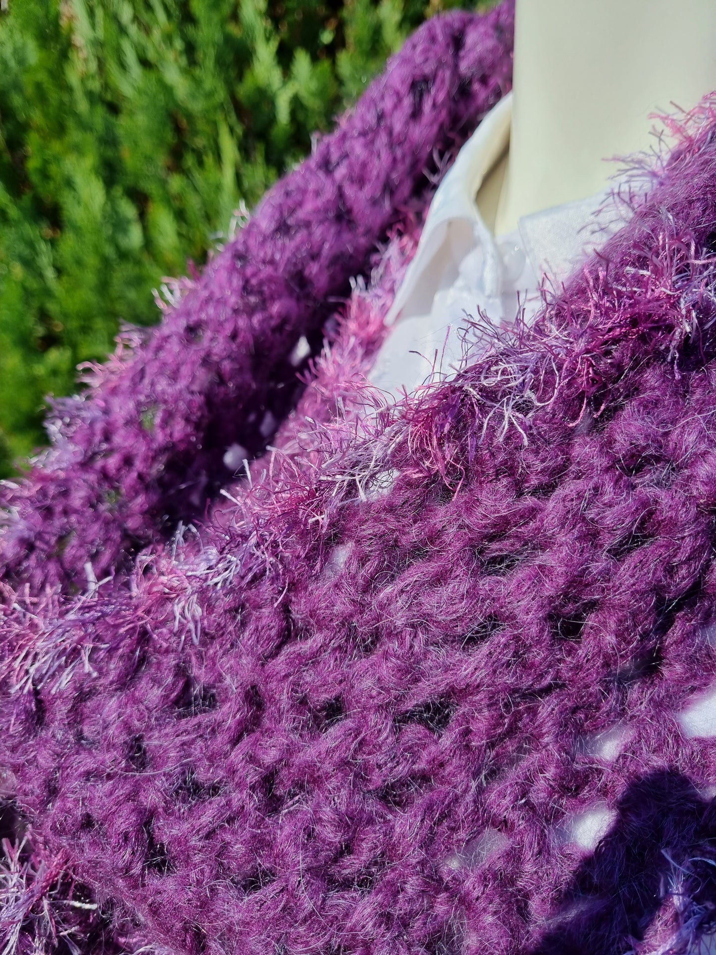 Langer Loop in Violett, handgehäkelt