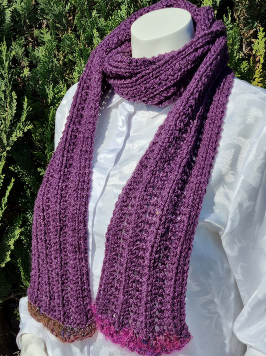 Schal in Violett, handgestrickt