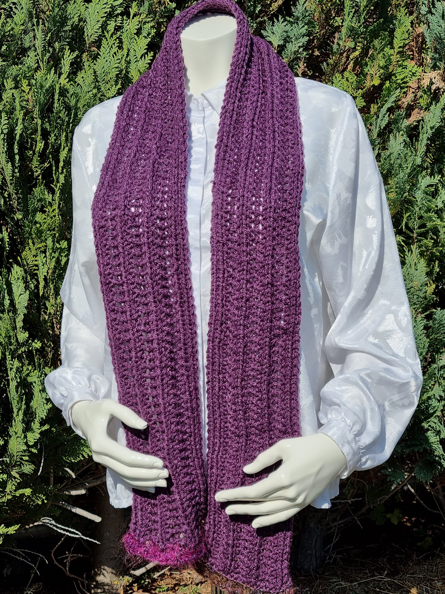 Schal in Violett, handgestrickt
