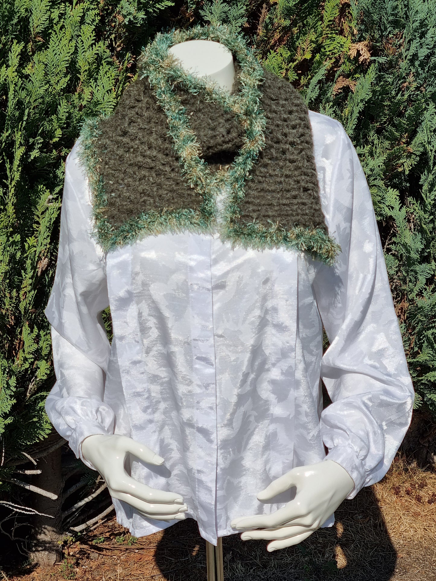 Schal in Oliv, handgehäkelt