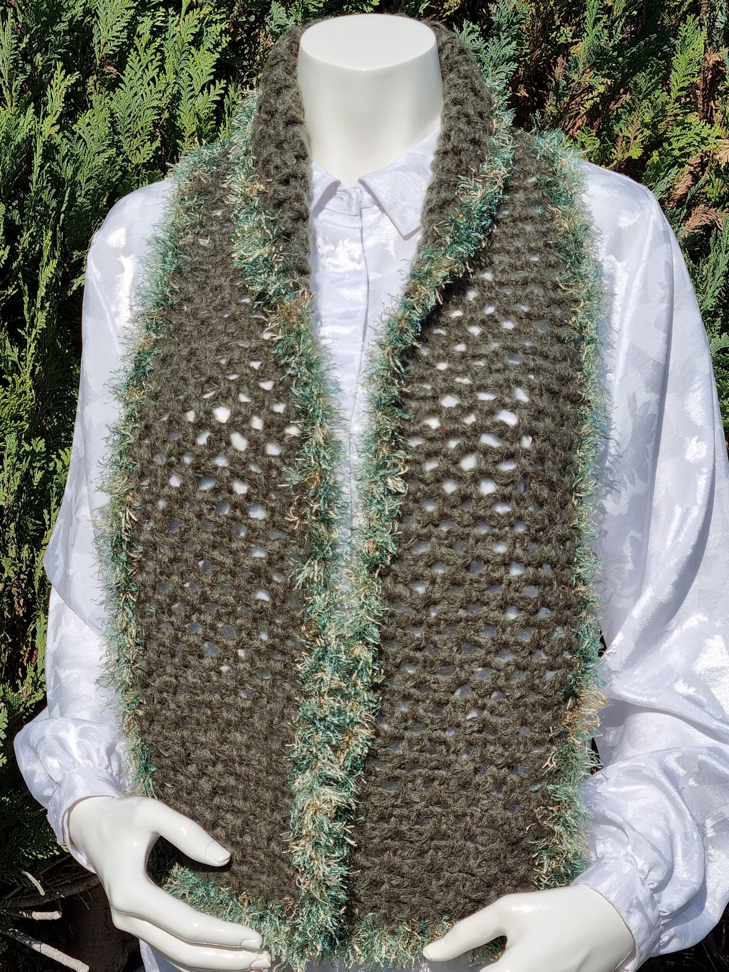 Schal in Oliv, handgehäkelt