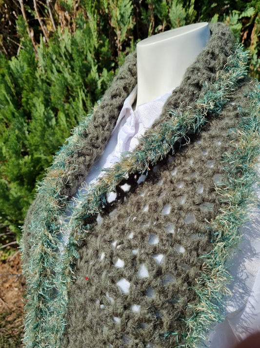 Schal in Oliv, handgehäkelt