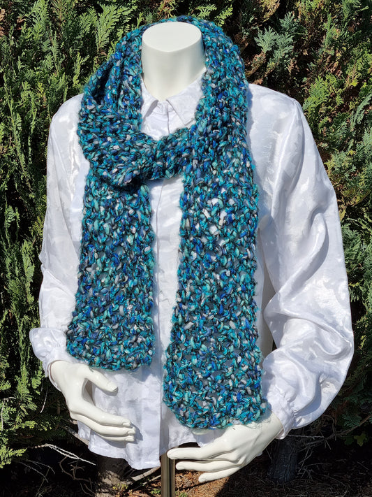 Schal in Blau- und Türkistönen mit Silber, handgehäkelt