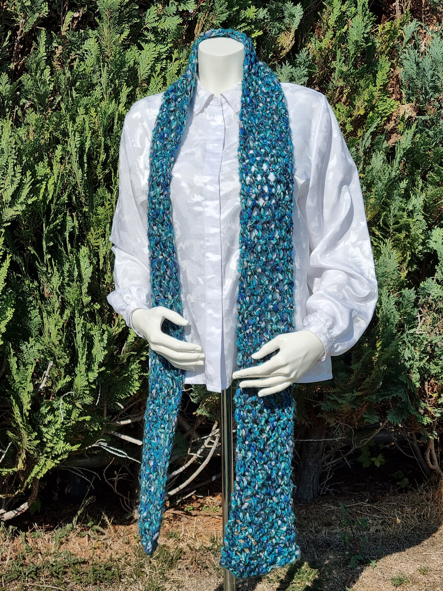 Schal in Blau- und Türkistönen mit Silber, handgehäkelt