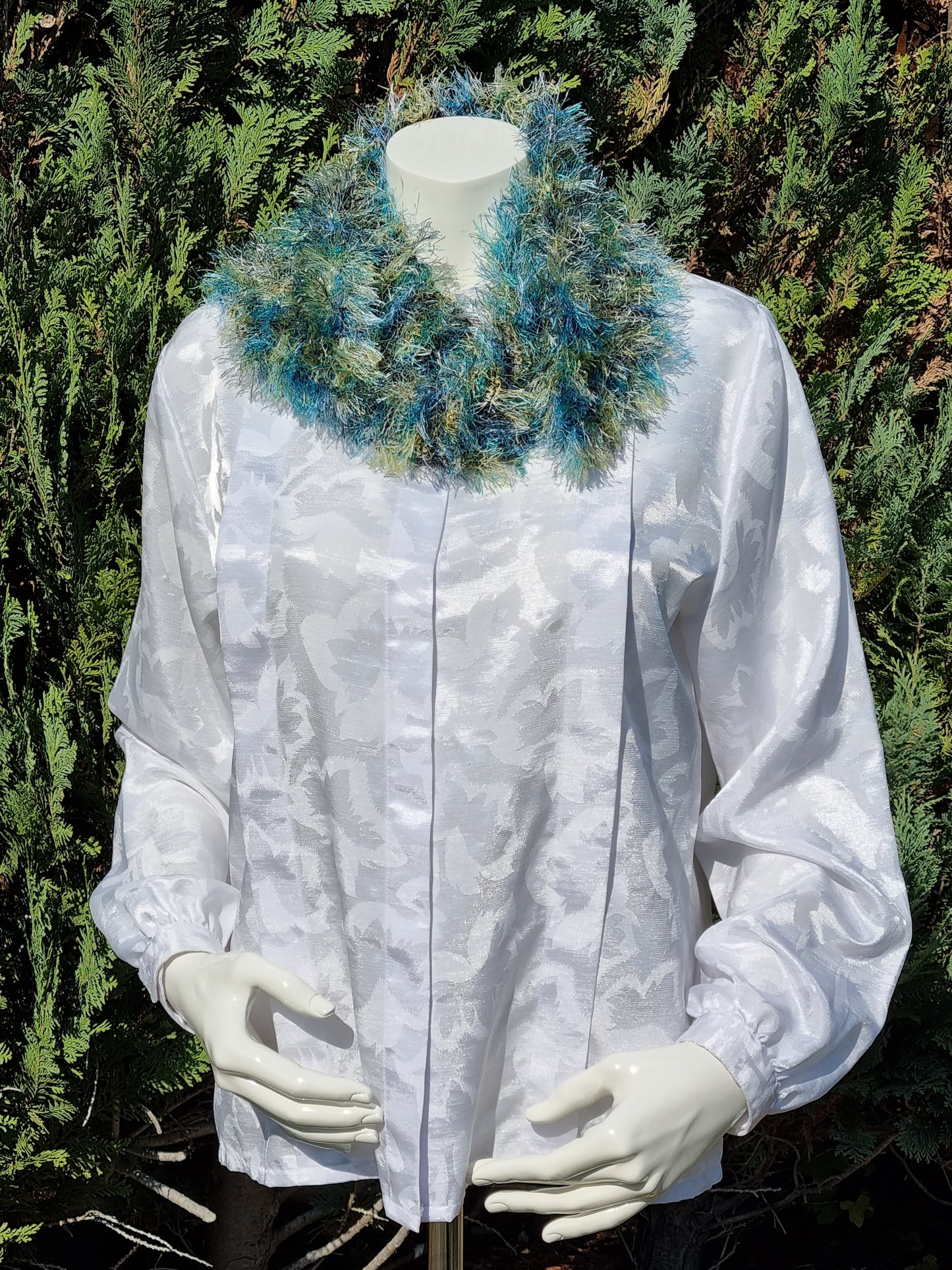 Schal in Grün- und Blautönen, handgestrickt