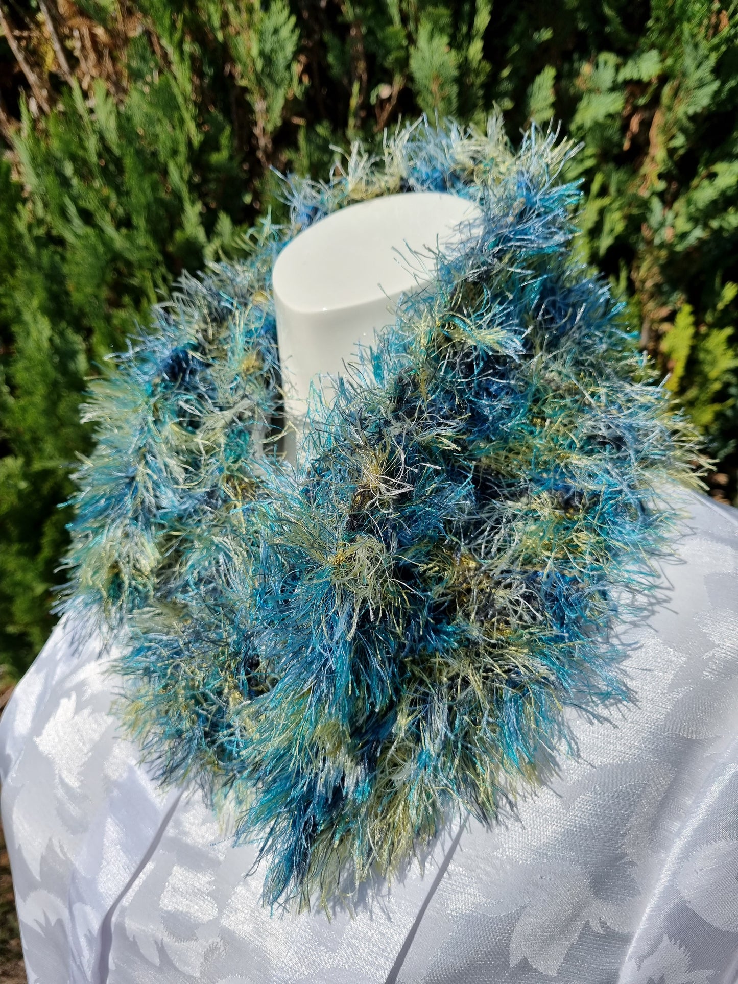 Schal in Grün- und Blautönen, handgestrickt