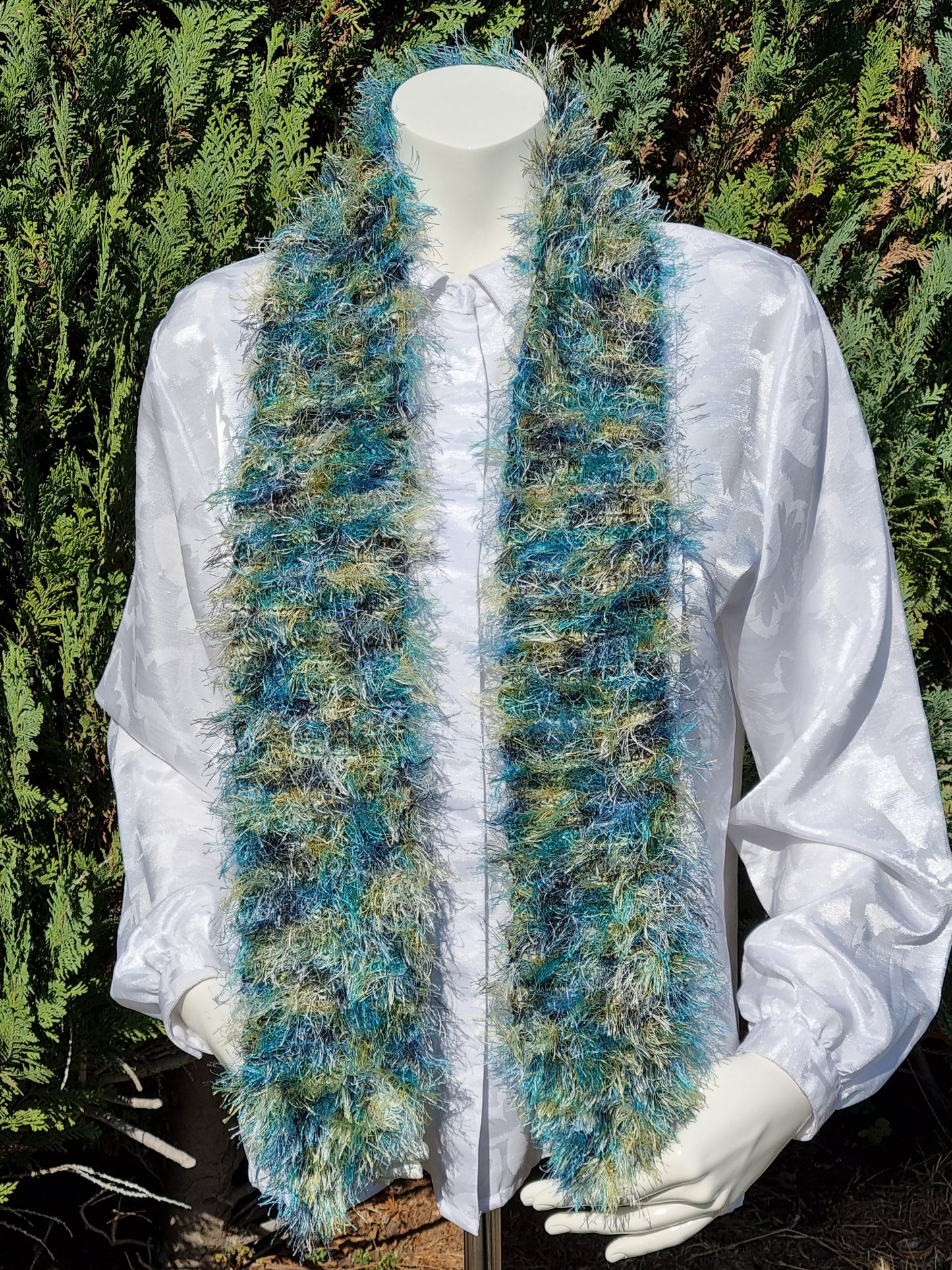 Schal in Grün- und Blautönen, handgestrickt