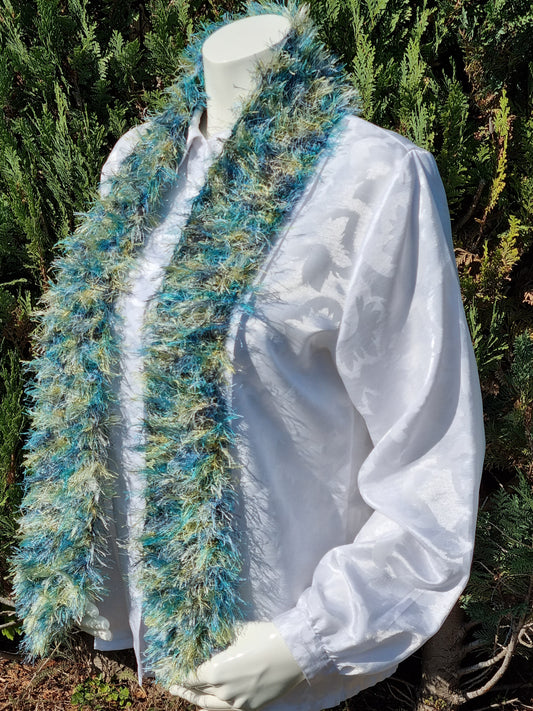 Schal in Grün- und Blautönen, handgestrickt