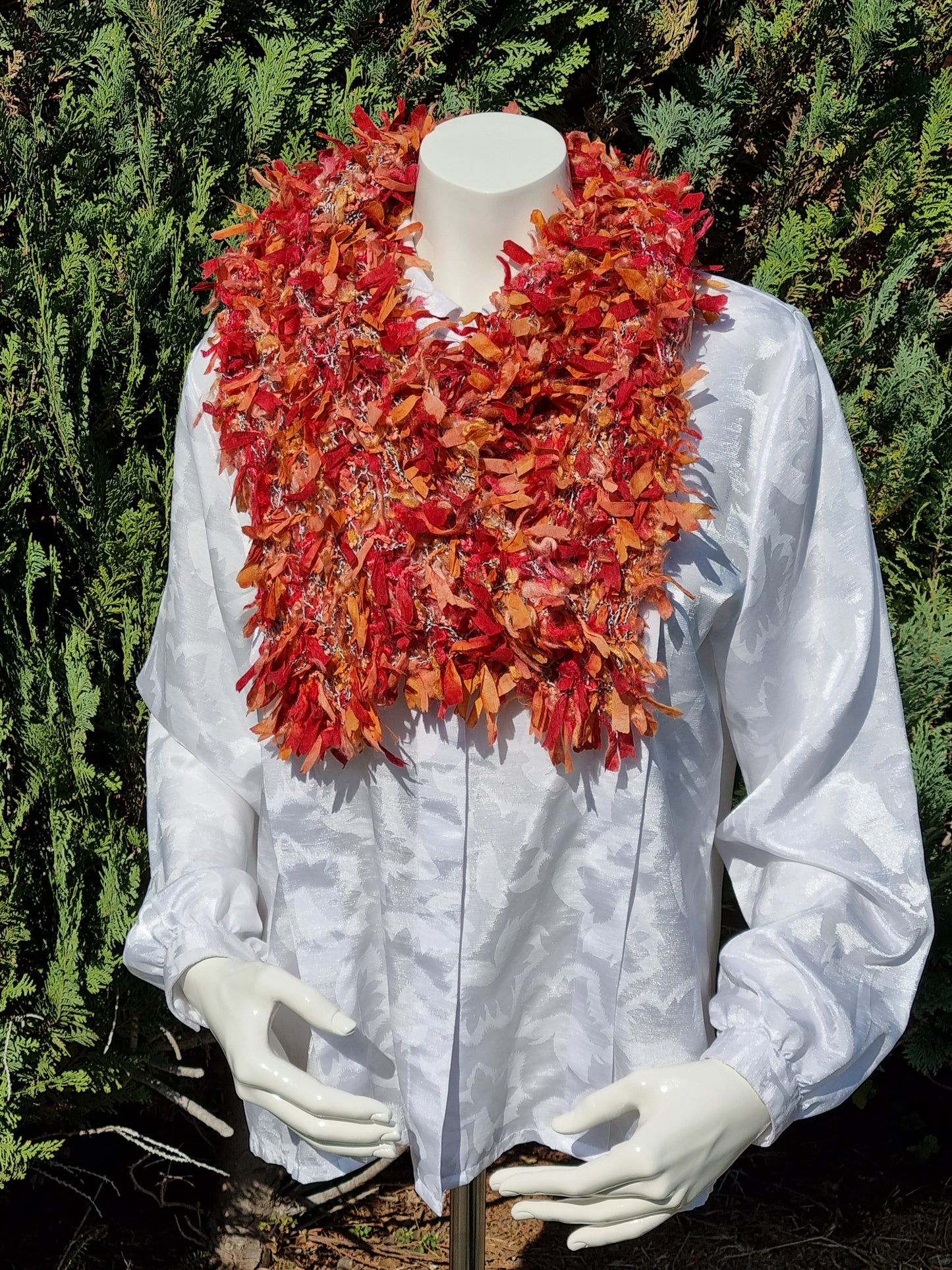 Schal aus Bändchen-Effektgarn rot/orange, handgestrickt