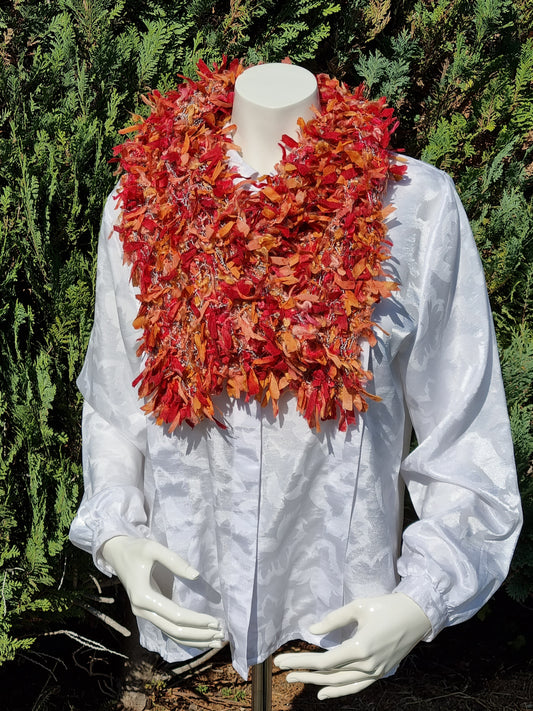 Schal aus Bändchen-Effektgarn rot/orange, handgestrickt