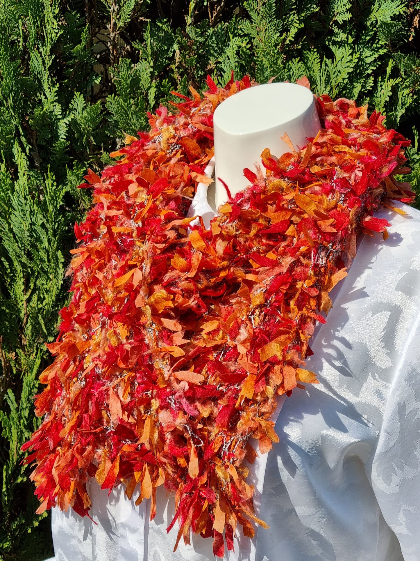 Schal aus Bändchen-Effektgarn rot/orange, handgestrickt