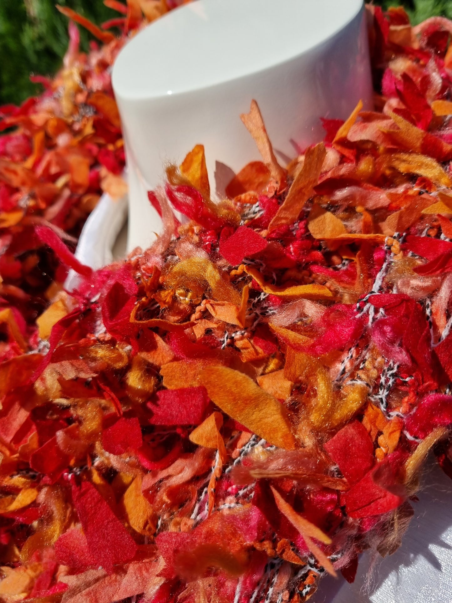 Schal aus Bändchen-Effektgarn rot/orange, handgestrickt