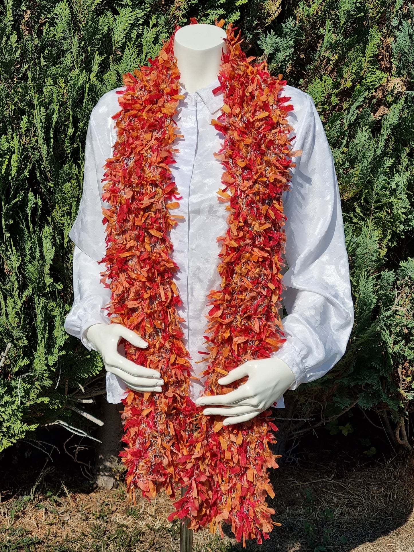 Schal aus Bändchen-Effektgarn rot/orange, handgestrickt