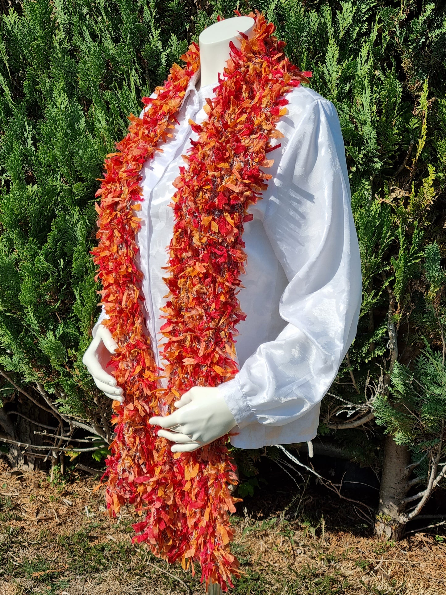 Schal aus Bändchen-Effektgarn rot/orange, handgestrickt