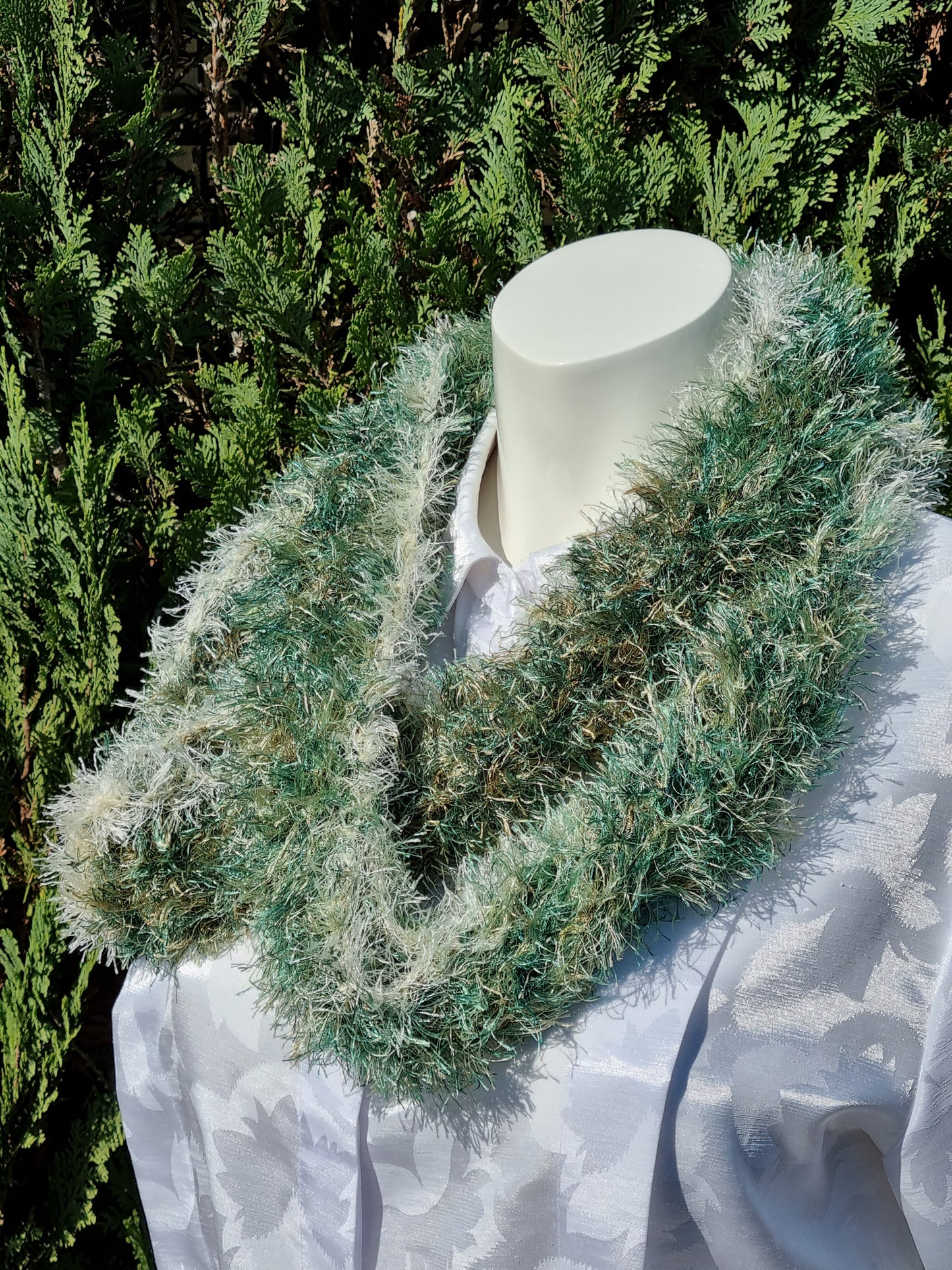 Loop aus Fancygarn grün, handgehäkelt