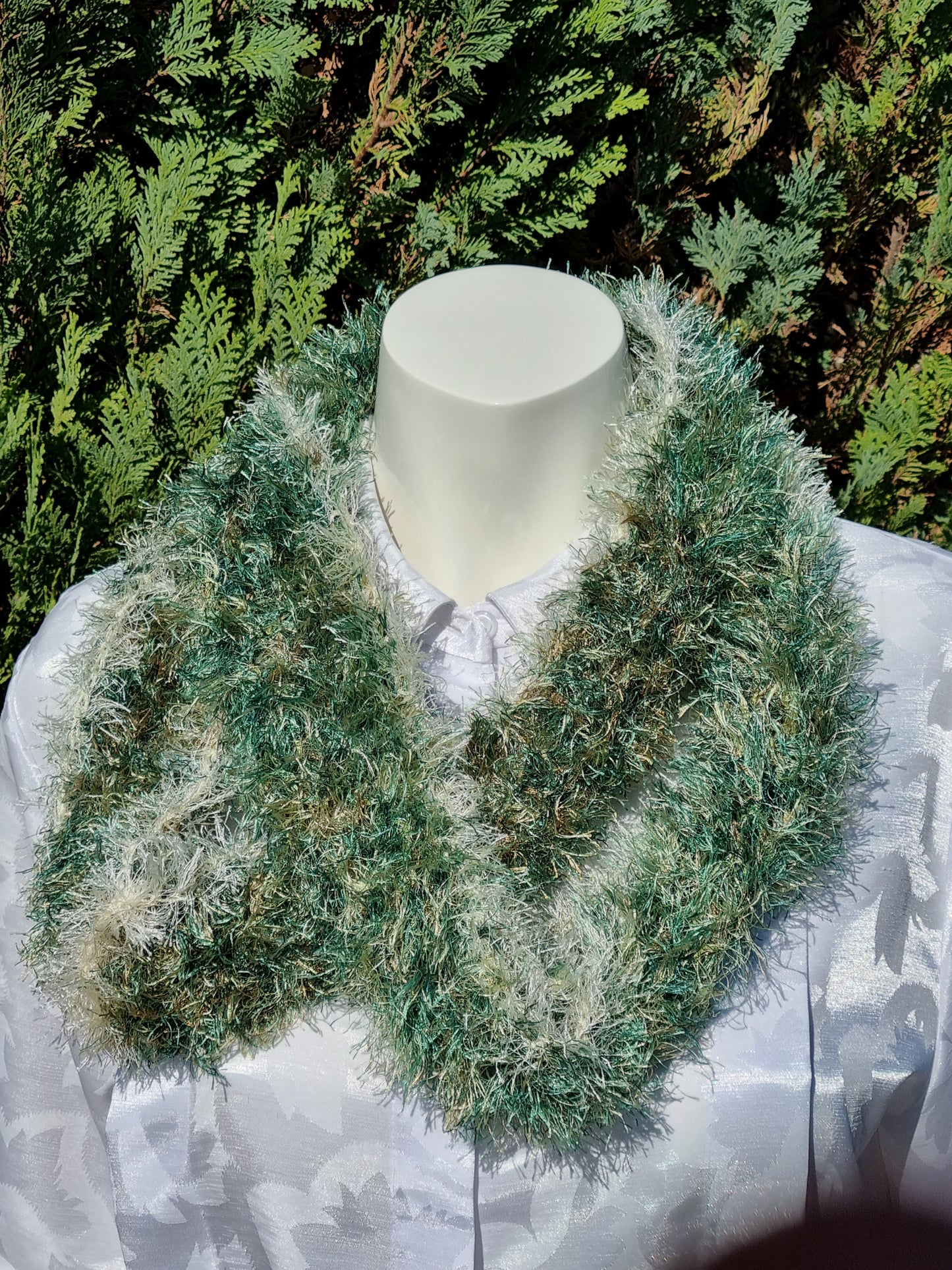 Loop aus Fancygarn grün, handgehäkelt