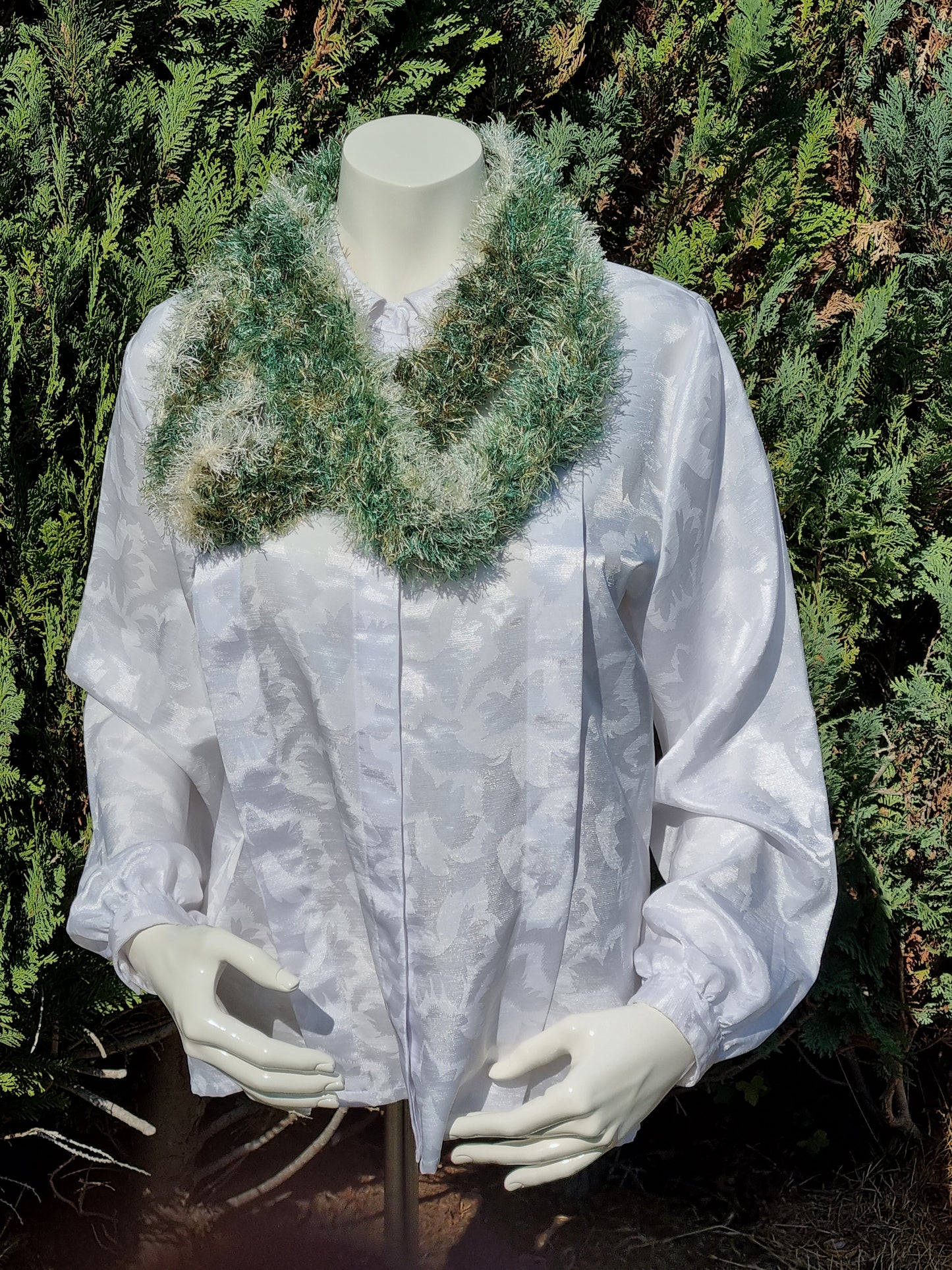 Loop aus Fancygarn grün, handgehäkelt