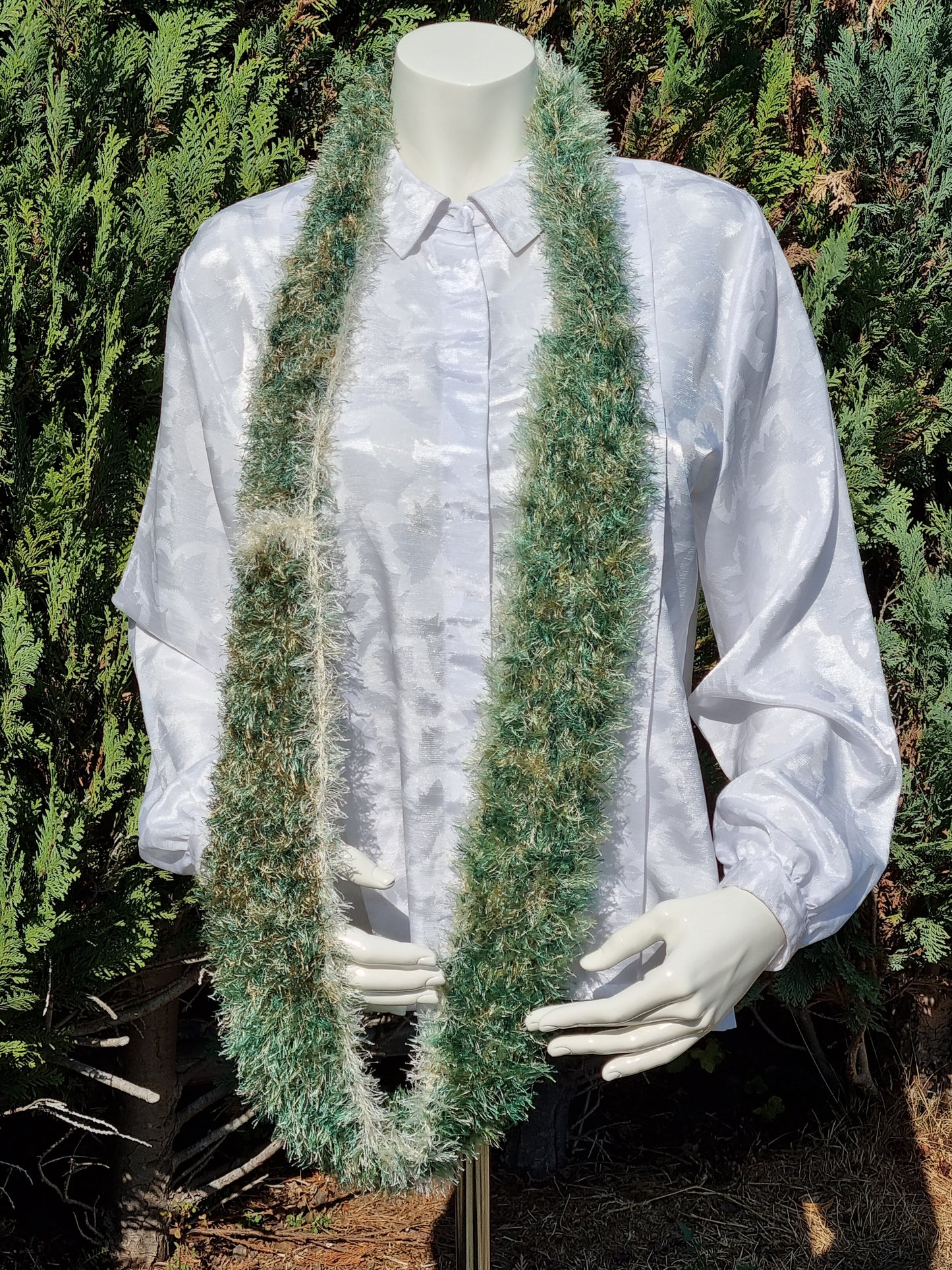 Loop aus Fancygarn grün, handgehäkelt