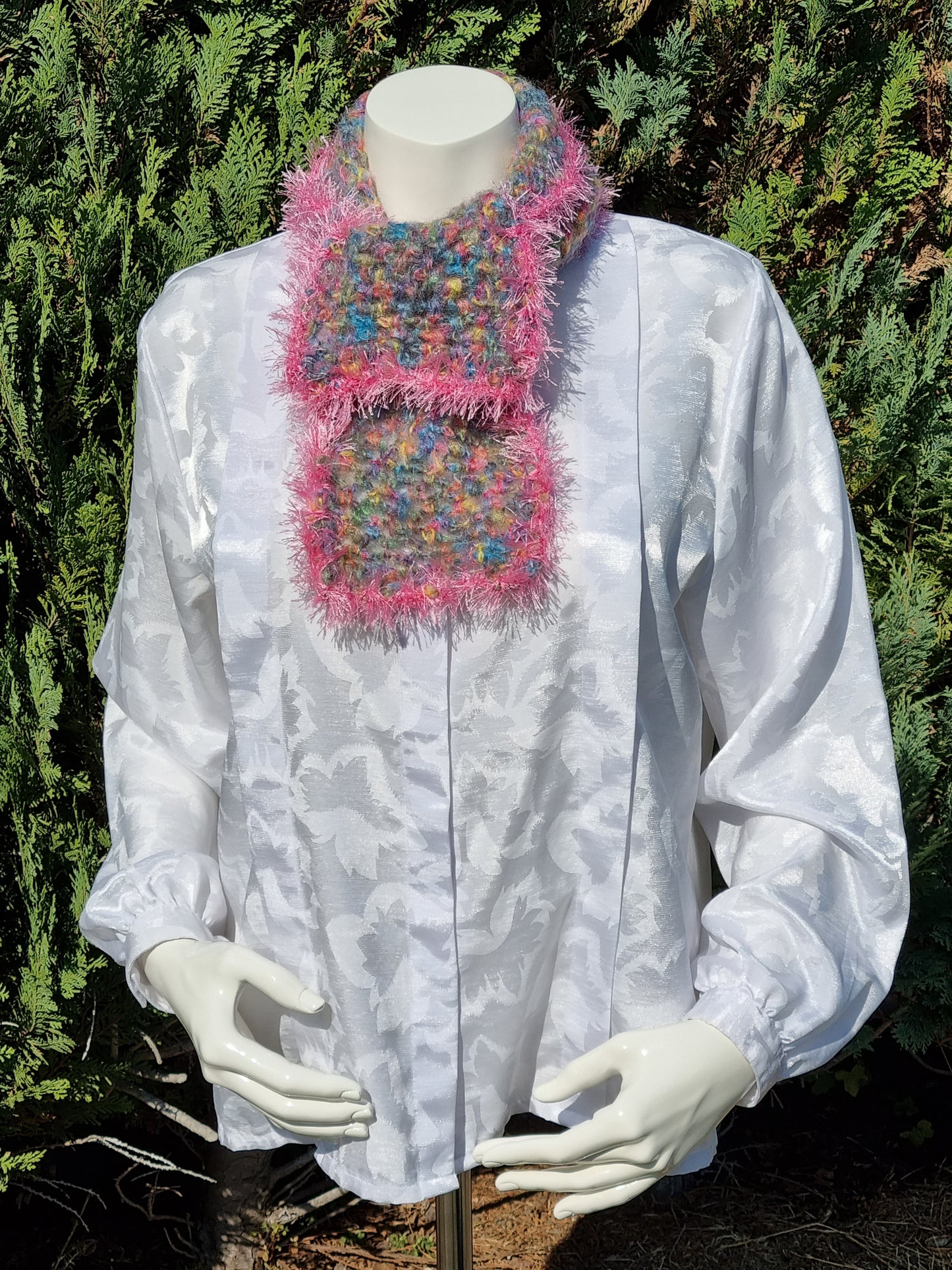 Kurzer Mohairschal in Pastelltönen, handgehäkelt