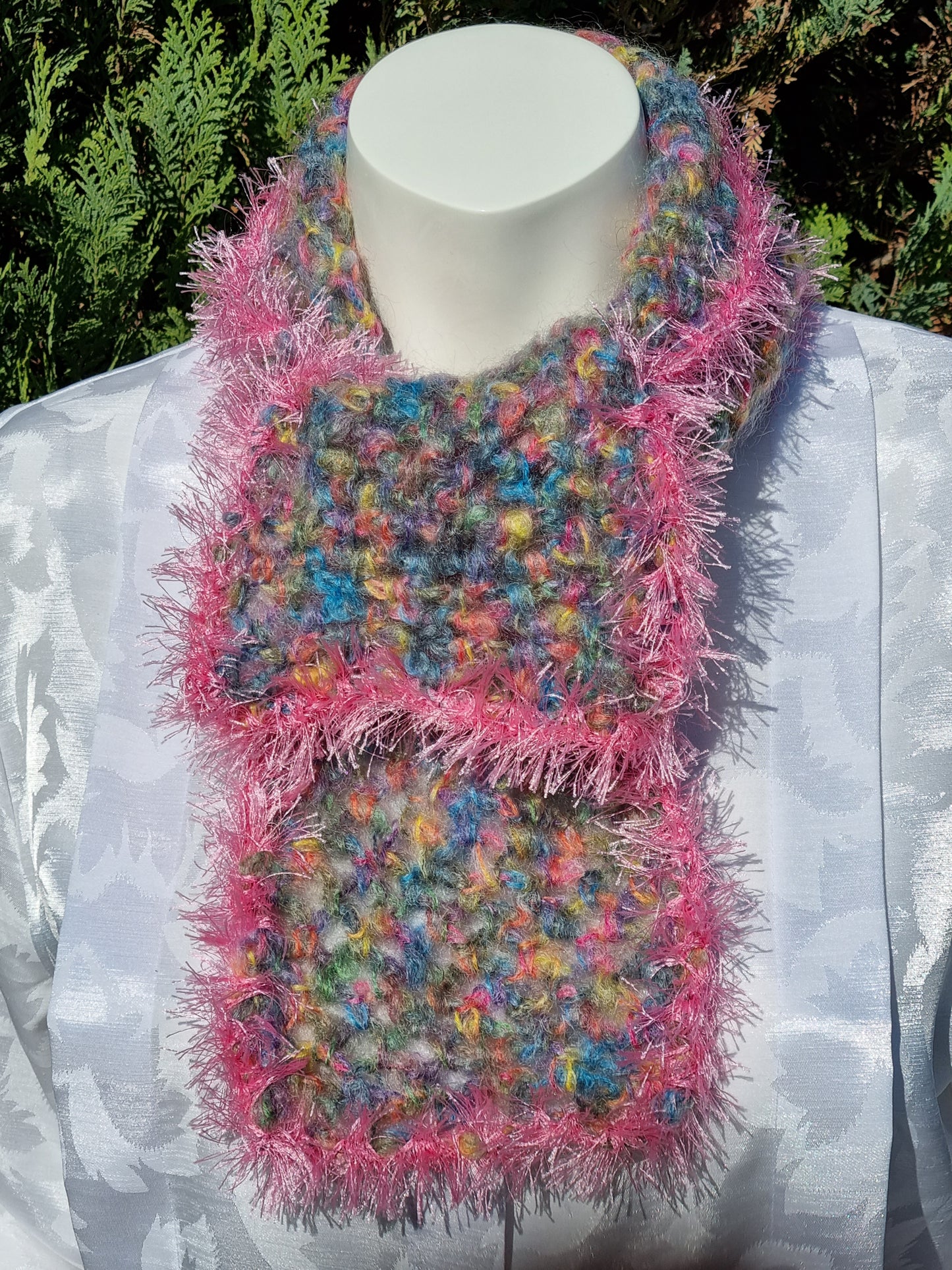 Kurzer Mohairschal in Pastelltönen, handgehäkelt