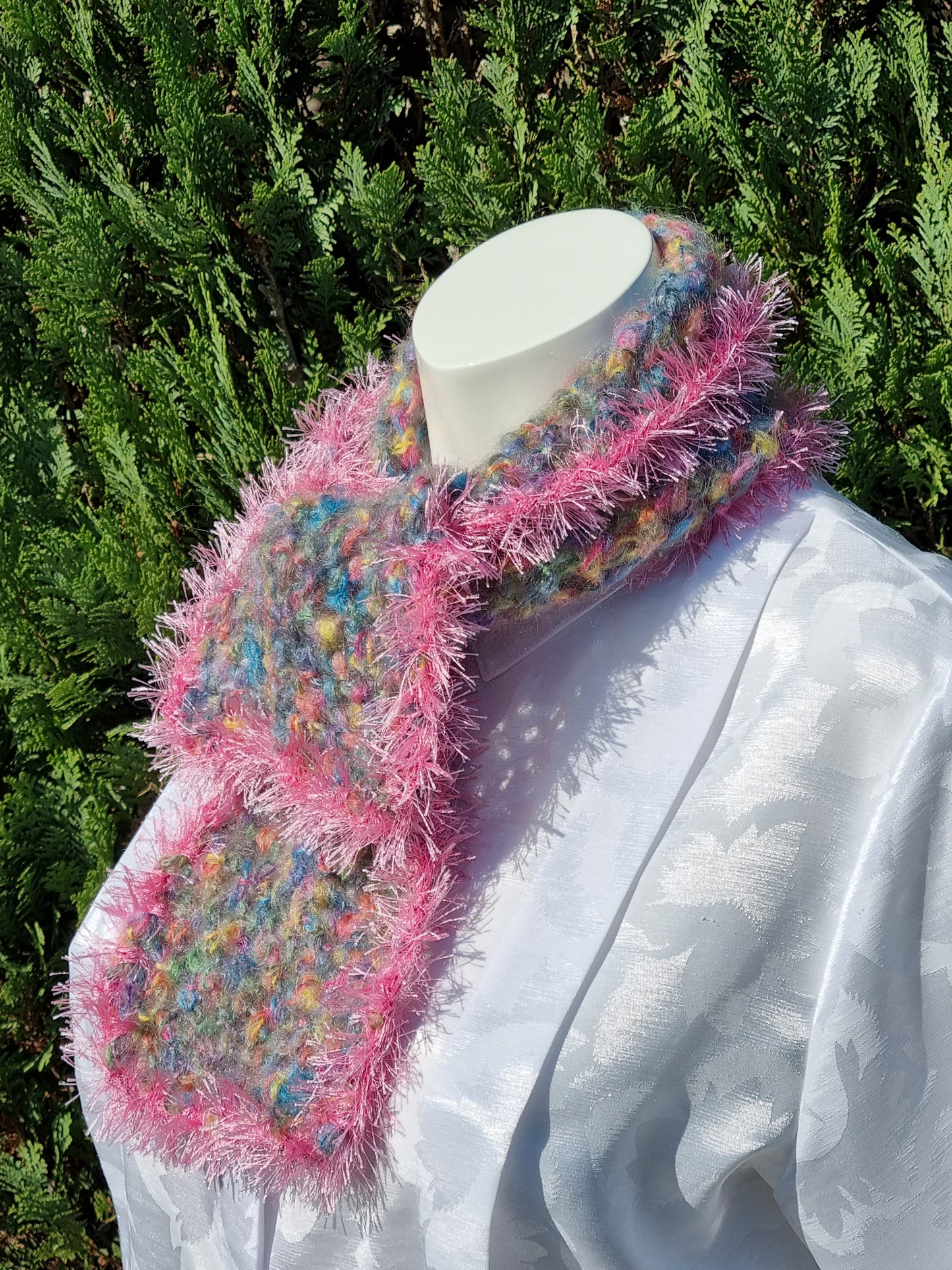 Kurzer Mohairschal in Pastelltönen, handgehäkelt