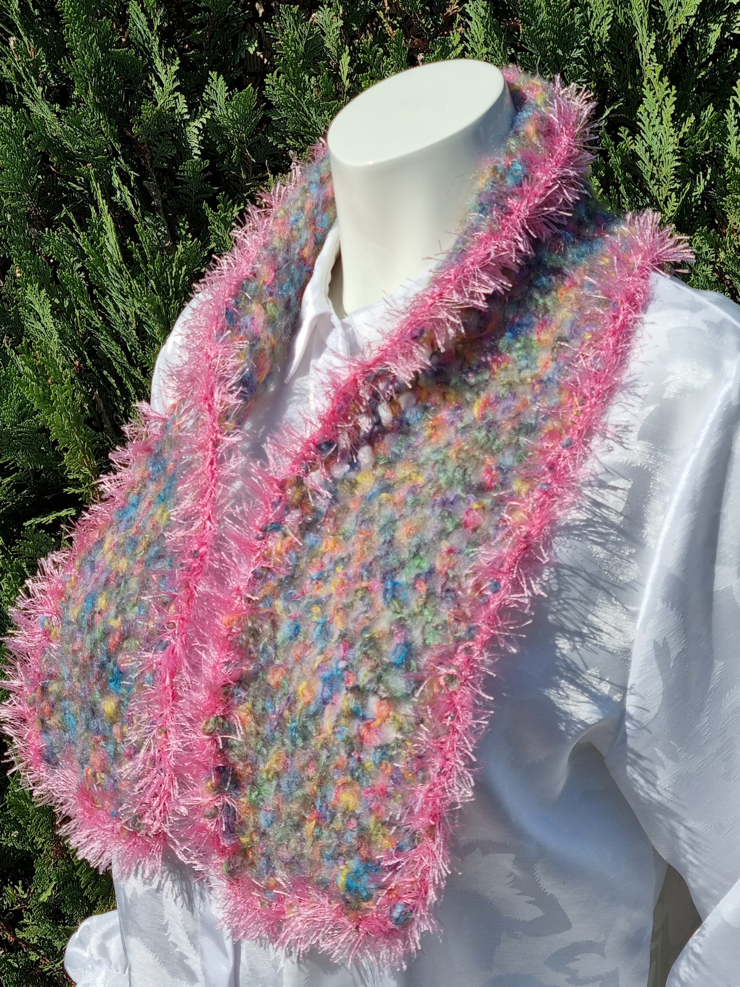 Kurzer Mohairschal in Pastelltönen, handgehäkelt