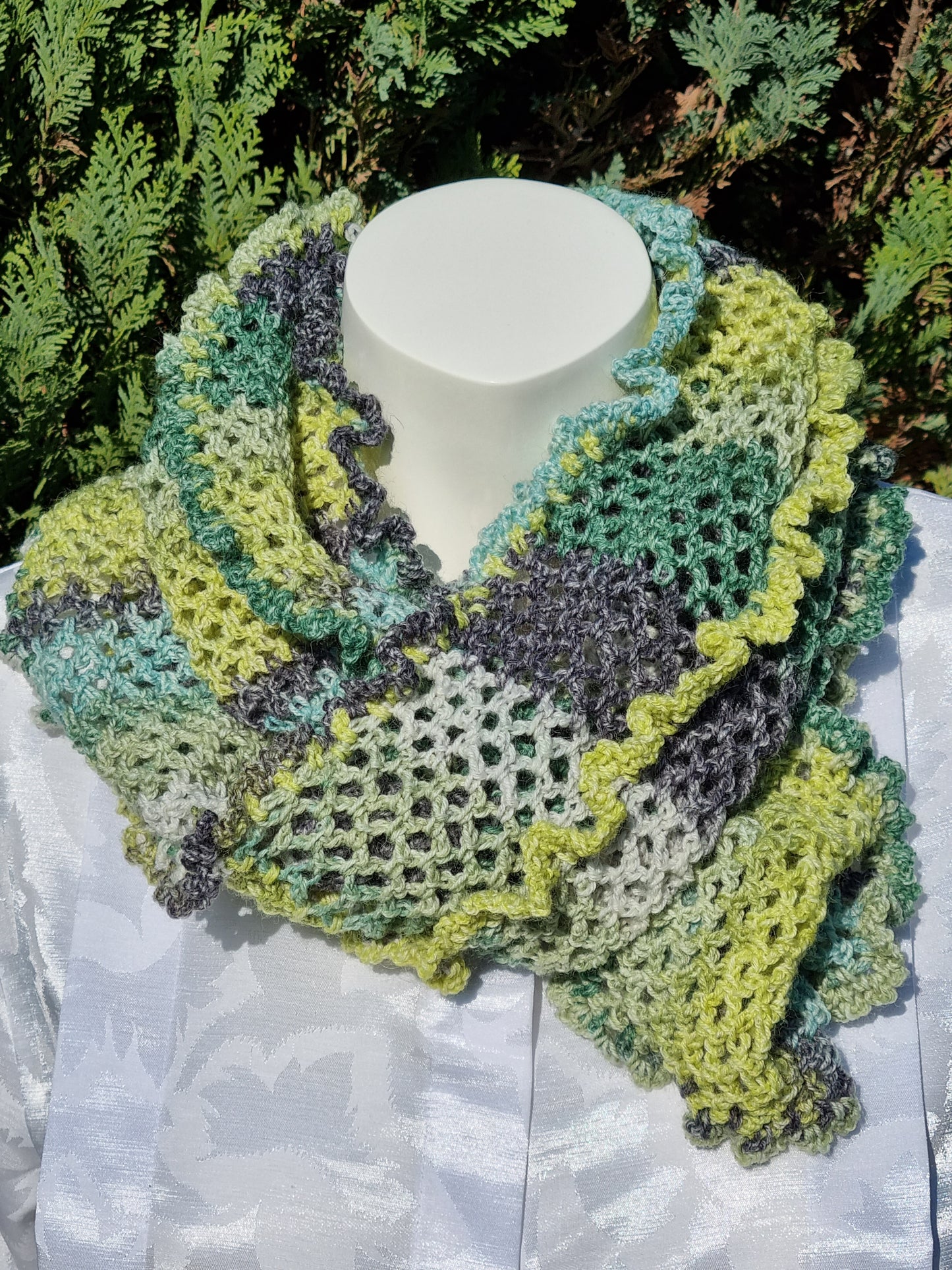 Langer Loop in Grüntönen, handgehäkelt