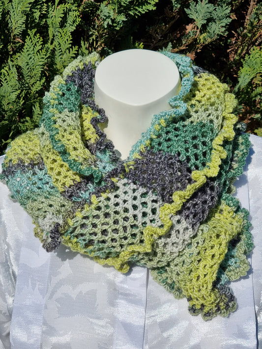 Langer Loop in Grüntönen, handgehäkelt
