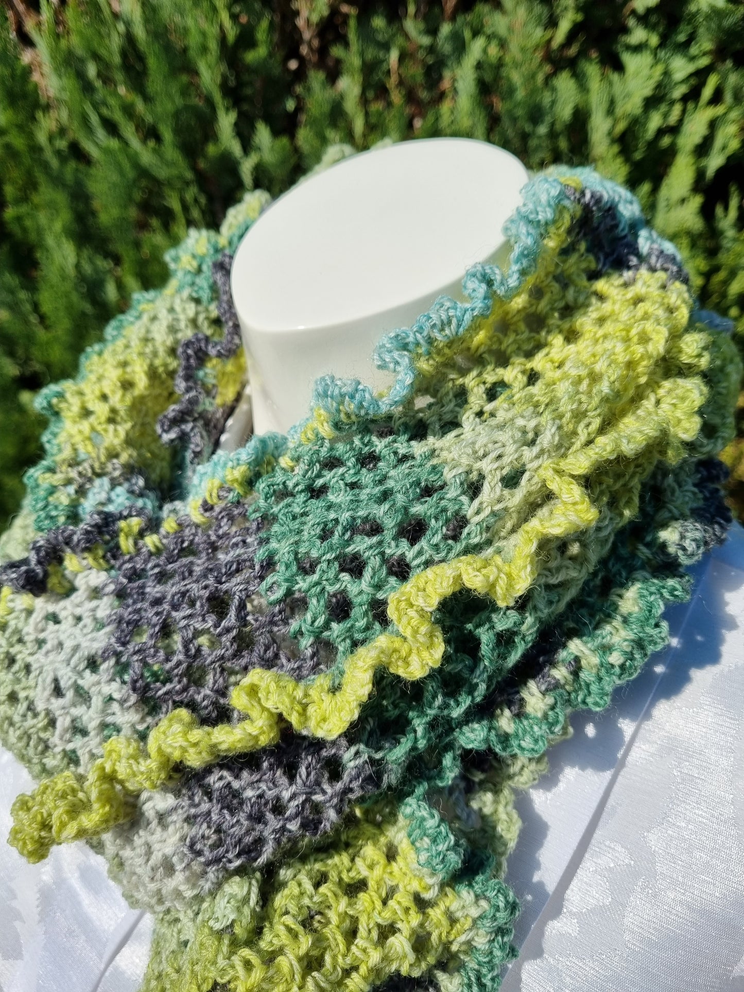 Langer Loop in Grüntönen, handgehäkelt