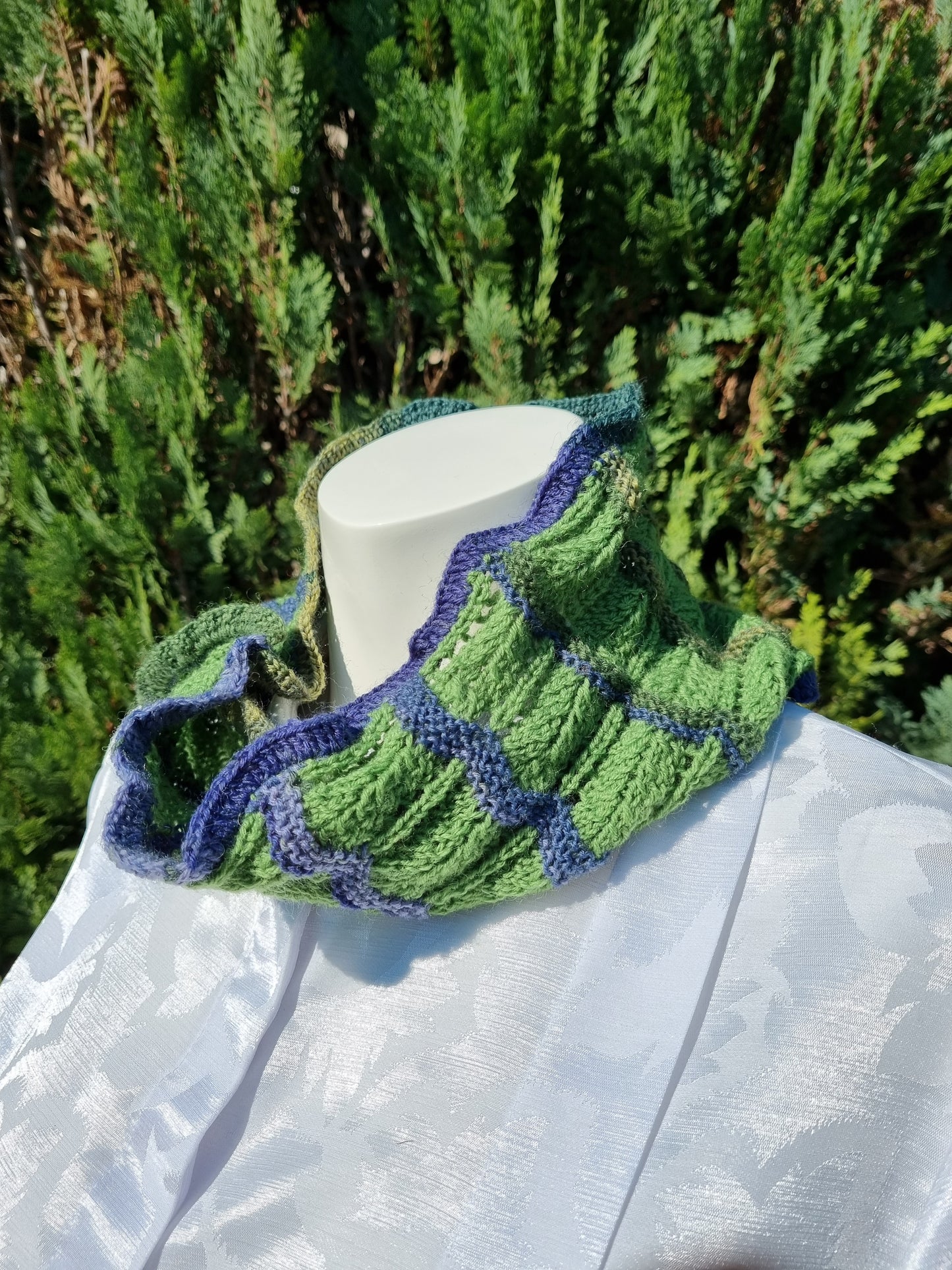 Loop/Kragen in Grün und Violett, handgestrickt